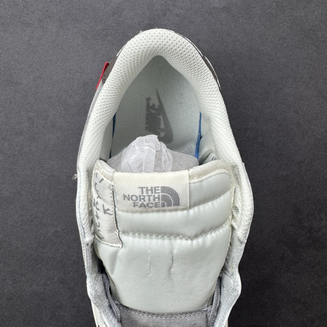 图片[7]-【定制版】Travis Scott x Fragment Design x Jordan Air Jordan 1 LowOG sP\”北面三方联名-米灰猪八革”多方联名合作融合了 Trav灰勾sScot独特的音乐风格，藤原浩个性的设计风格以及Jordan品牌的经典元素 使其成为一双具有独特身份和价值的鞋子 清新而立体的外观加上联名标识更突出了其独特身份 这种配色方案显示出活力和时尚感 在视觉上引人注目鞋身的质感和细腻的细节处理使其显得高端而格调十足这款”倒钩”联名是设计与创意完美结合 融合多方的个性风格是一款备受瞩目的潮流鞋款 低帮休闲板鞋 定制鞋盒大厂纯原品质出货 超高清洁瓜皮料切割干净无任何毛边 细节完美 货号：DM7866-127 尺码： 36 36.5 37.5 38 38.5 39 40 40.5 41 42 42.5 43 44.5 45-选品中心