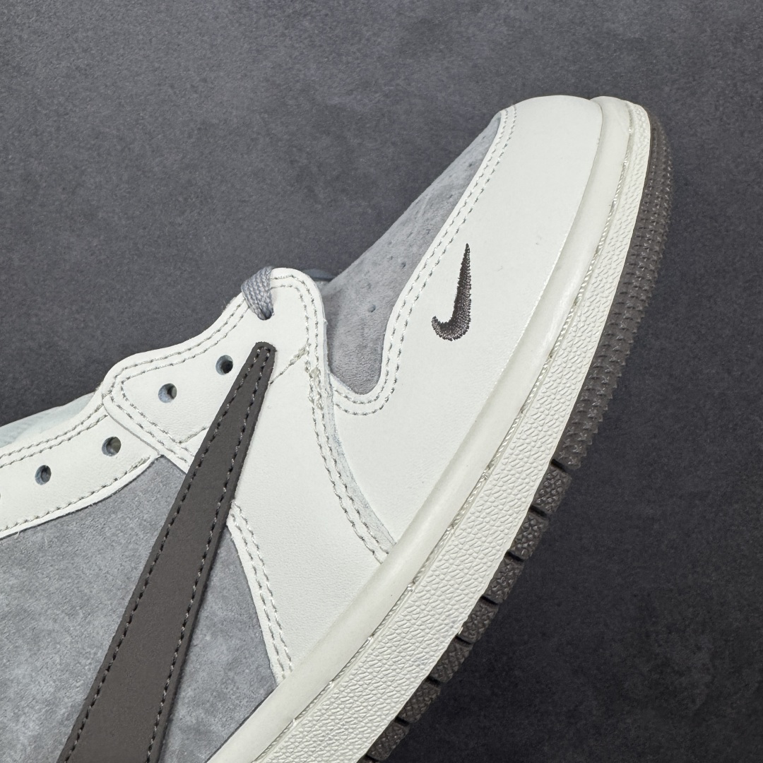 图片[5]-【定制版】Travis Scott x Fragment Design x Jordan Air Jordan 1 LowOG sP\”北面三方联名-米灰猪八革”多方联名合作融合了 Trav灰勾sScot独特的音乐风格，藤原浩个性的设计风格以及Jordan品牌的经典元素 使其成为一双具有独特身份和价值的鞋子 清新而立体的外观加上联名标识更突出了其独特身份 这种配色方案显示出活力和时尚感 在视觉上引人注目鞋身的质感和细腻的细节处理使其显得高端而格调十足这款”倒钩”联名是设计与创意完美结合 融合多方的个性风格是一款备受瞩目的潮流鞋款 低帮休闲板鞋 定制鞋盒大厂纯原品质出货 超高清洁瓜皮料切割干净无任何毛边 细节完美 货号：DM7866-127 尺码： 36 36.5 37.5 38 38.5 39 40 40.5 41 42 42.5 43 44.5 45-选品中心