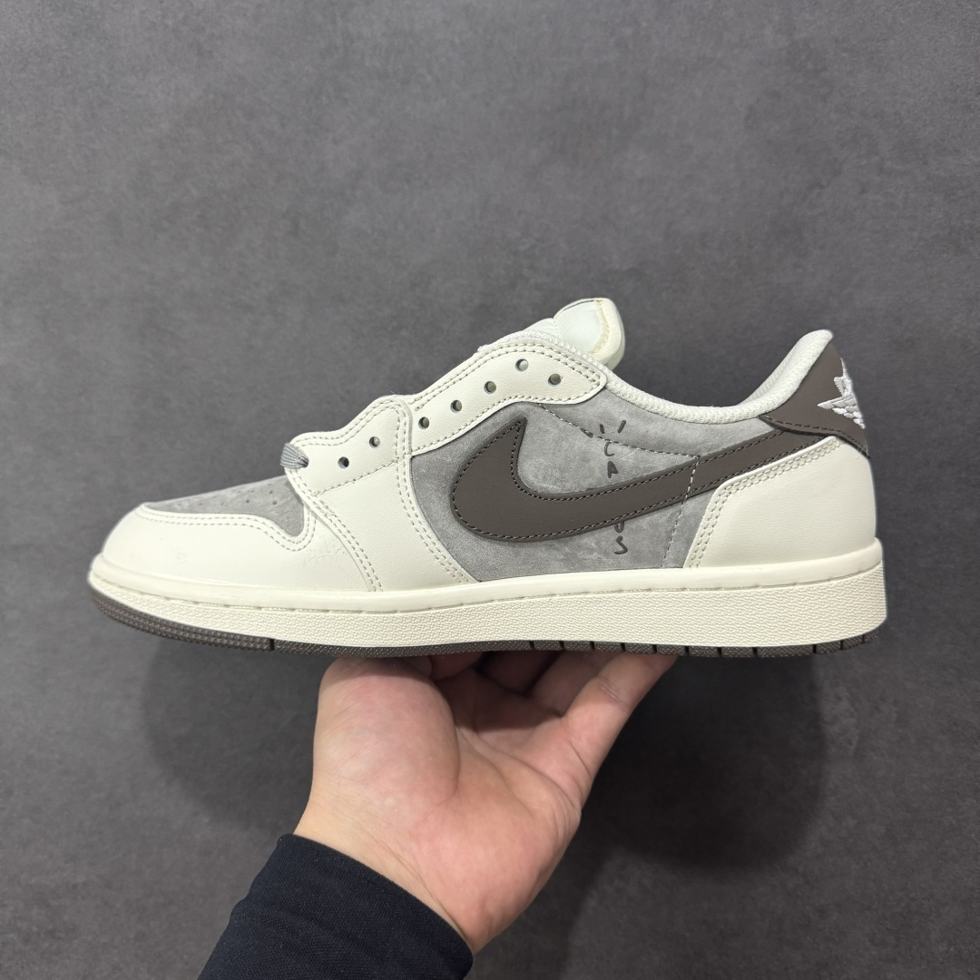 图片[2]-【定制版】Travis Scott x Fragment Design x Jordan Air Jordan 1 LowOG sP\”北面三方联名-米灰猪八革”多方联名合作融合了 Trav灰勾sScot独特的音乐风格，藤原浩个性的设计风格以及Jordan品牌的经典元素 使其成为一双具有独特身份和价值的鞋子 清新而立体的外观加上联名标识更突出了其独特身份 这种配色方案显示出活力和时尚感 在视觉上引人注目鞋身的质感和细腻的细节处理使其显得高端而格调十足这款”倒钩”联名是设计与创意完美结合 融合多方的个性风格是一款备受瞩目的潮流鞋款 低帮休闲板鞋 定制鞋盒大厂纯原品质出货 超高清洁瓜皮料切割干净无任何毛边 细节完美 货号：DM7866-127 尺码： 36 36.5 37.5 38 38.5 39 40 40.5 41 42 42.5 43 44.5 45-选品中心