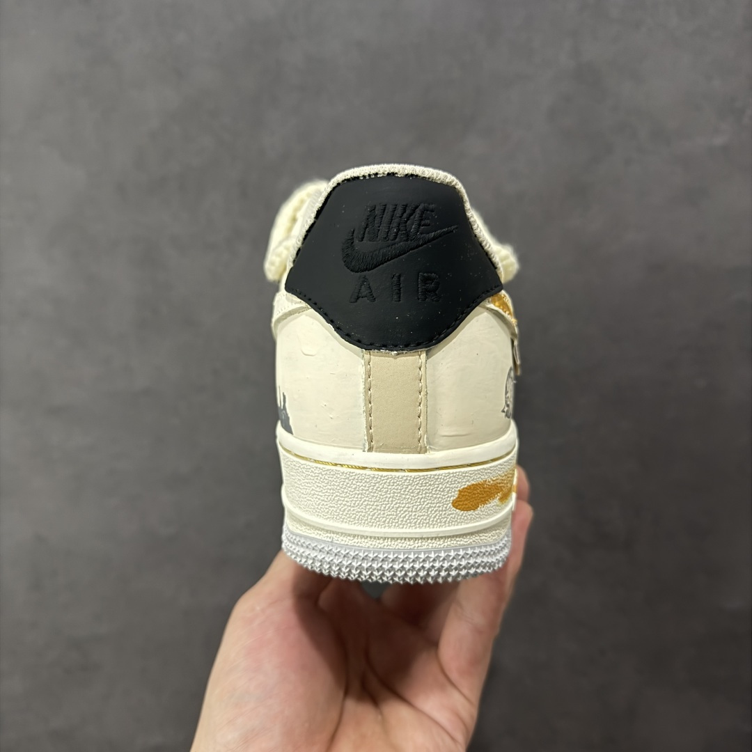 图片[4]-【定制版】Nike Air Force 1\’07 Low \”Graffiti White Paper\” 手绘涂鸦 涂鸦白皮书 空军低帮休闲板鞋 DB3301-101  #鞋身以泼墨肌理打底，交织着手写体标识、做旧线条与撞色细节—荧光绿鞋带跳脱出冷调灰黑，做旧包边复刻了街头创作的随性质感，连 LOGO 都覆上了涂鸦式的笔触纹理  尺码：39 40 40.5 41 42 42.5 43 44 44.5 45 编码：HXSA310320-选品中心