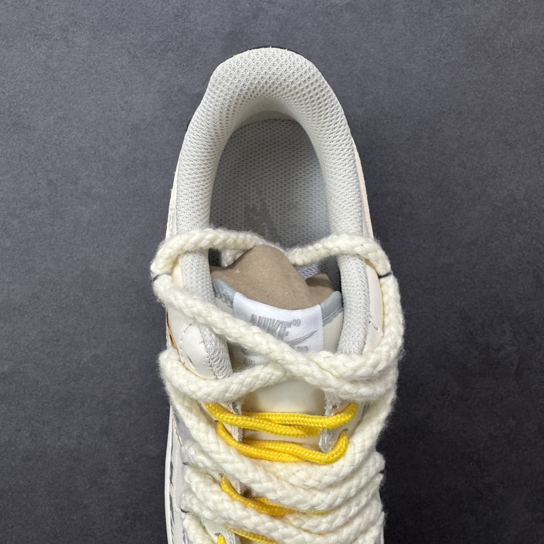 图片[7]-【定制版】Nike Air Force 1\’07 Low \”Graffiti White Paper\” 手绘涂鸦 涂鸦白皮书 空军低帮休闲板鞋 DB3301-101  #鞋身以泼墨肌理打底，交织着手写体标识、做旧线条与撞色细节—荧光绿鞋带跳脱出冷调灰黑，做旧包边复刻了街头创作的随性质感，连 LOGO 都覆上了涂鸦式的笔触纹理  尺码：39 40 40.5 41 42 42.5 43 44 44.5 45 编码：HXSA310320-选品中心