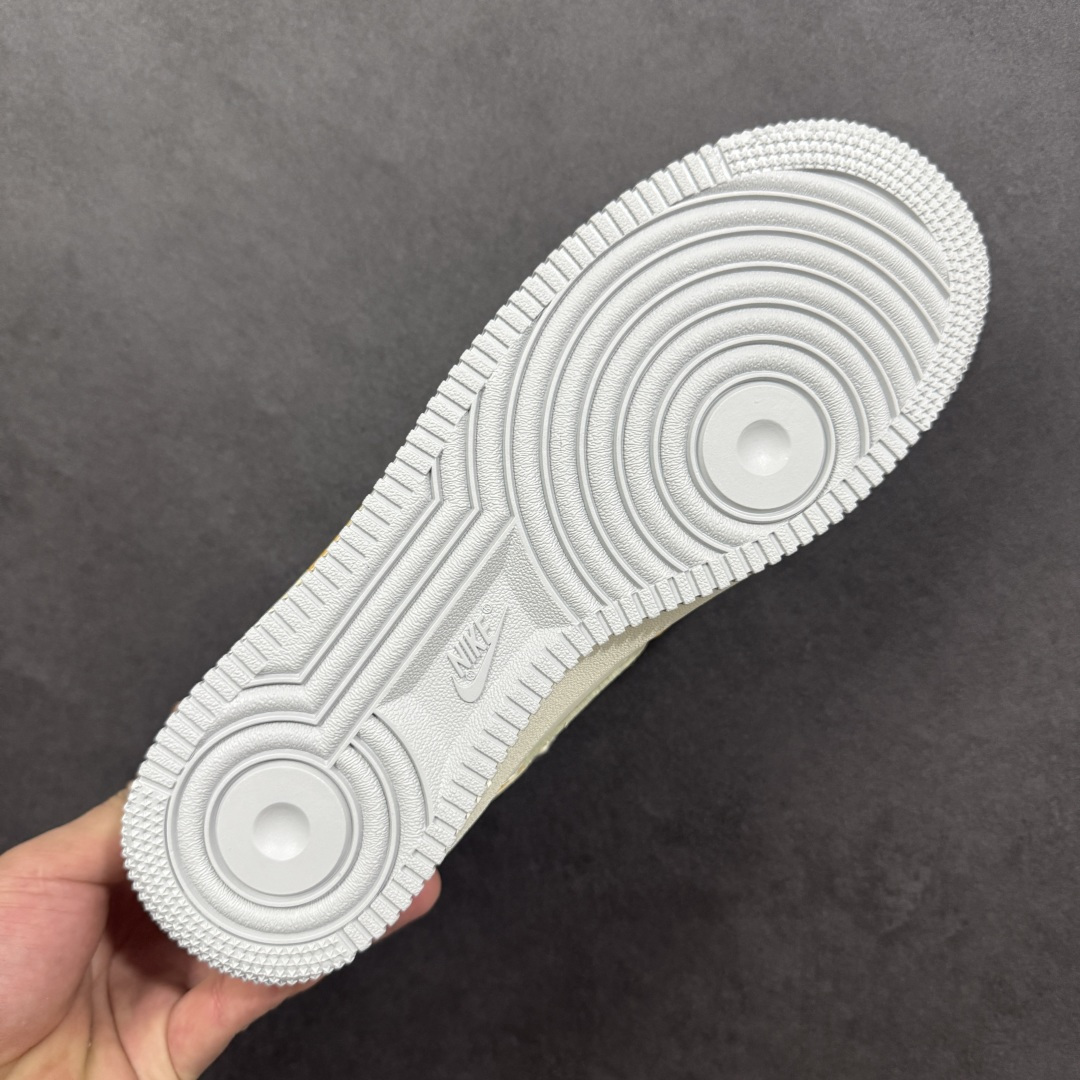 图片[9]-【定制版】Nike Air Force 1\’07 Low \”Graffiti White Paper\” 手绘涂鸦 涂鸦白皮书 空军低帮休闲板鞋 DB3301-101  #鞋身以泼墨肌理打底，交织着手写体标识、做旧线条与撞色细节—荧光绿鞋带跳脱出冷调灰黑，做旧包边复刻了街头创作的随性质感，连 LOGO 都覆上了涂鸦式的笔触纹理  尺码：39 40 40.5 41 42 42.5 43 44 44.5 45 编码：HXSA310320-选品中心