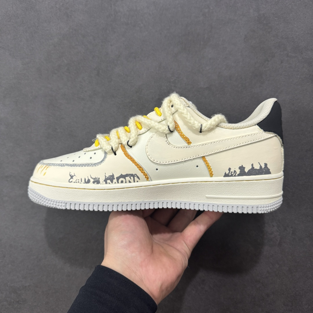 图片[2]-【定制版】Nike Air Force 1\’07 Low \”Graffiti White Paper\” 手绘涂鸦 涂鸦白皮书 空军低帮休闲板鞋 DB3301-101  #鞋身以泼墨肌理打底，交织着手写体标识、做旧线条与撞色细节—荧光绿鞋带跳脱出冷调灰黑，做旧包边复刻了街头创作的随性质感，连 LOGO 都覆上了涂鸦式的笔触纹理  尺码：39 40 40.5 41 42 42.5 43 44 44.5 45 编码：HXSA310320-选品中心