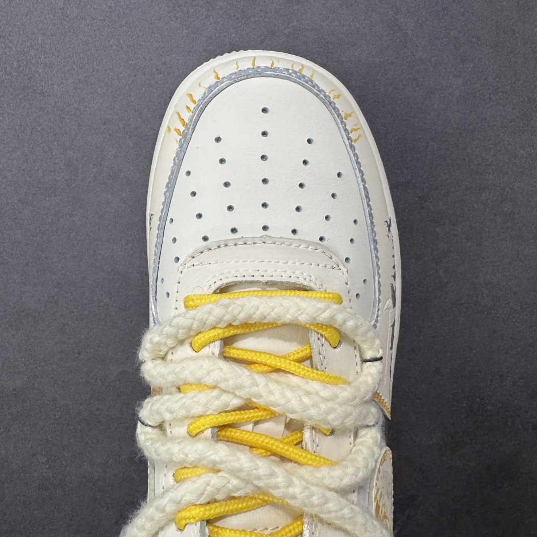 图片[8]-【定制版】Nike Air Force 1\’07 Low \”Graffiti White Paper\” 手绘涂鸦 涂鸦白皮书 空军低帮休闲板鞋 DB3301-101  #鞋身以泼墨肌理打底，交织着手写体标识、做旧线条与撞色细节—荧光绿鞋带跳脱出冷调灰黑，做旧包边复刻了街头创作的随性质感，连 LOGO 都覆上了涂鸦式的笔触纹理  尺码：39 40 40.5 41 42 42.5 43 44 44.5 45 编码：HXSA310320-选品中心