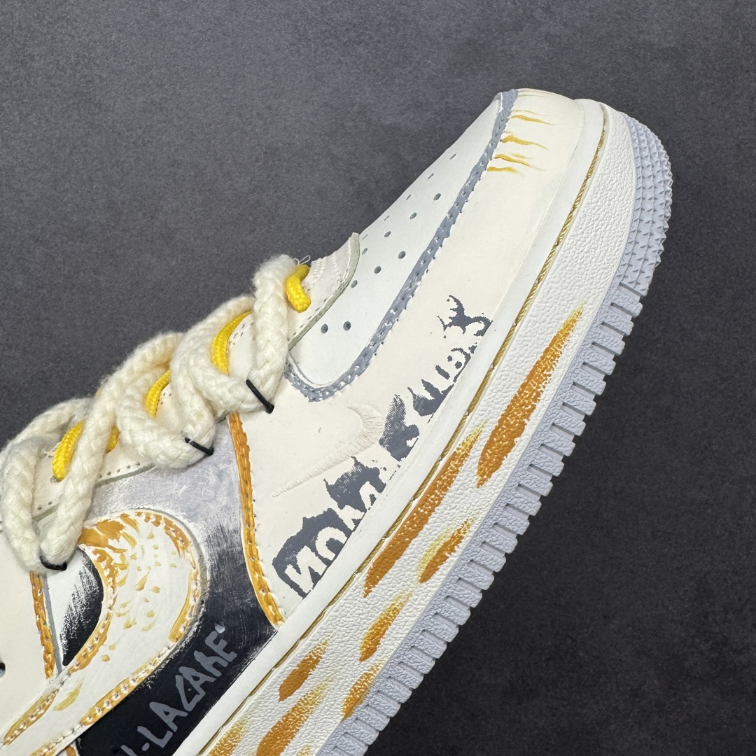 图片[5]-【定制版】Nike Air Force 1\’07 Low \”Graffiti White Paper\” 手绘涂鸦 涂鸦白皮书 空军低帮休闲板鞋 DB3301-101  #鞋身以泼墨肌理打底，交织着手写体标识、做旧线条与撞色细节—荧光绿鞋带跳脱出冷调灰黑，做旧包边复刻了街头创作的随性质感，连 LOGO 都覆上了涂鸦式的笔触纹理  尺码：39 40 40.5 41 42 42.5 43 44 44.5 45 编码：HXSA310320-选品中心