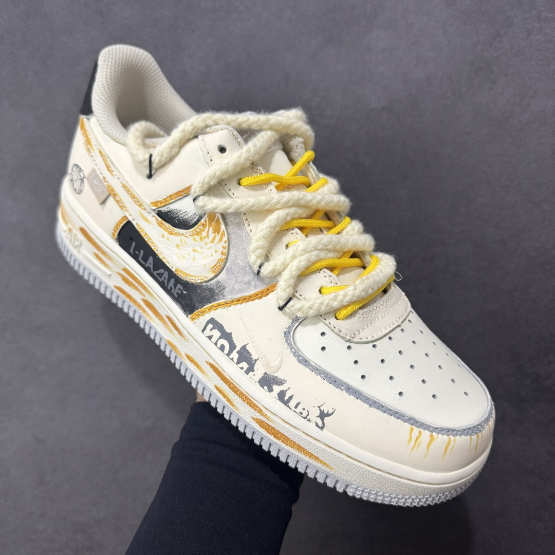 图片[3]-【定制版】Nike Air Force 1\’07 Low \”Graffiti White Paper\” 手绘涂鸦 涂鸦白皮书 空军低帮休闲板鞋 DB3301-101  #鞋身以泼墨肌理打底，交织着手写体标识、做旧线条与撞色细节—荧光绿鞋带跳脱出冷调灰黑，做旧包边复刻了街头创作的随性质感，连 LOGO 都覆上了涂鸦式的笔触纹理  尺码：39 40 40.5 41 42 42.5 43 44 44.5 45 编码：HXSA310320-选品中心
