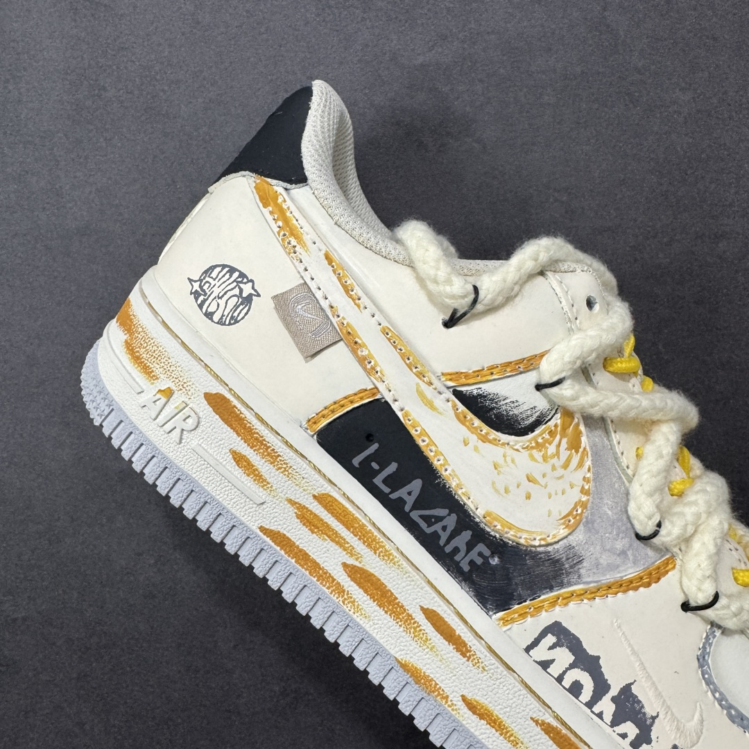 图片[6]-【定制版】Nike Air Force 1\’07 Low \”Graffiti White Paper\” 手绘涂鸦 涂鸦白皮书 空军低帮休闲板鞋 DB3301-101  #鞋身以泼墨肌理打底，交织着手写体标识、做旧线条与撞色细节—荧光绿鞋带跳脱出冷调灰黑，做旧包边复刻了街头创作的随性质感，连 LOGO 都覆上了涂鸦式的笔触纹理  尺码：39 40 40.5 41 42 42.5 43 44 44.5 45 编码：HXSA310320-选品中心
