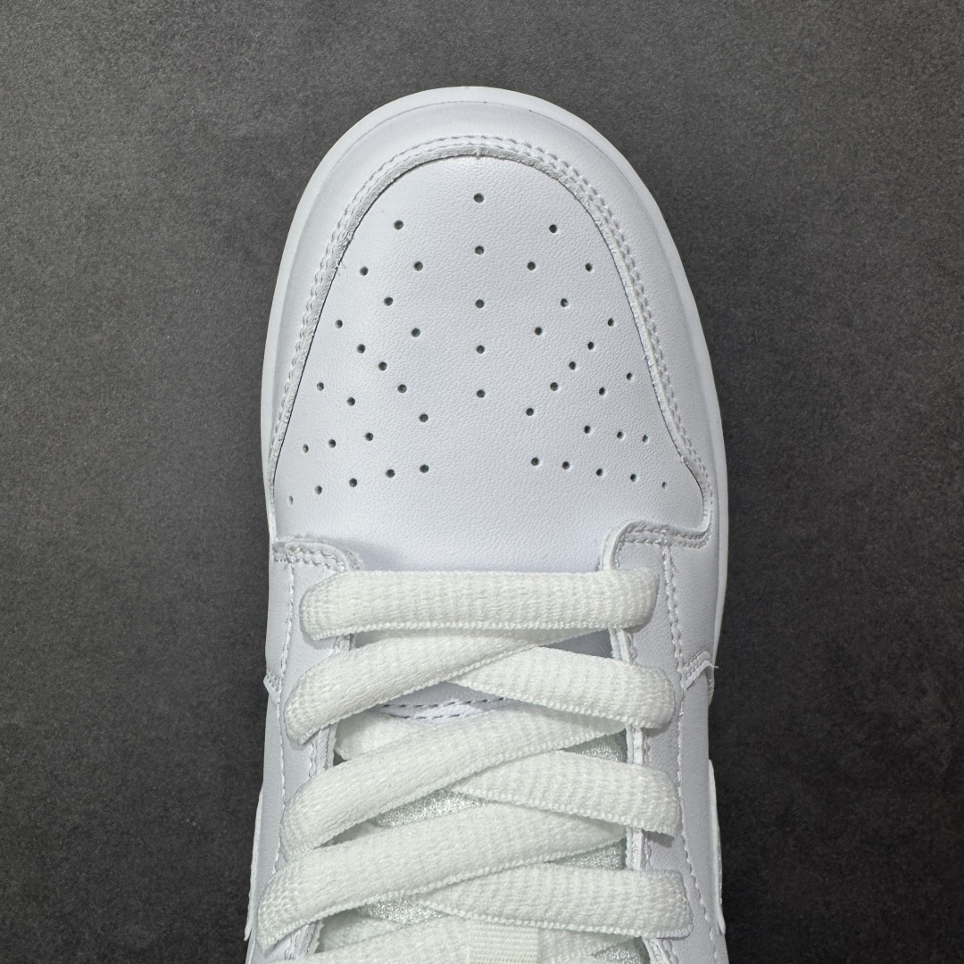 图片[8]-【公司级】耐克 Supreme X Nike Dunk Low 94 运动鞋复古解构绑带板鞋 皮革与合成材质组合鞋面，经久耐穿，柔软非凡 泡绵中底，缔造轻盈回弹的缓震效果 橡胶外底搭配圆形支点设计，铸就非凡抓地力，尽显经典风范 从篮板到滑板，Nike Dunk 的影响力毋庸置疑。尽管 1985 年以篮球鞋形式亮相，但其平整而具有抓附力的鞋底闯入了滑板运动员的视野，堪称滑板鞋的理想之选。几十年来，Dunk 不断直击全球各地滑板手的灵魂，推出不计其数的配色方案，追求创造力和功能性兼得的理想境界，彰显亚文化风采。 货号：HQ8487-100 尺码：36-46半 编码：XZB270280-选品中心