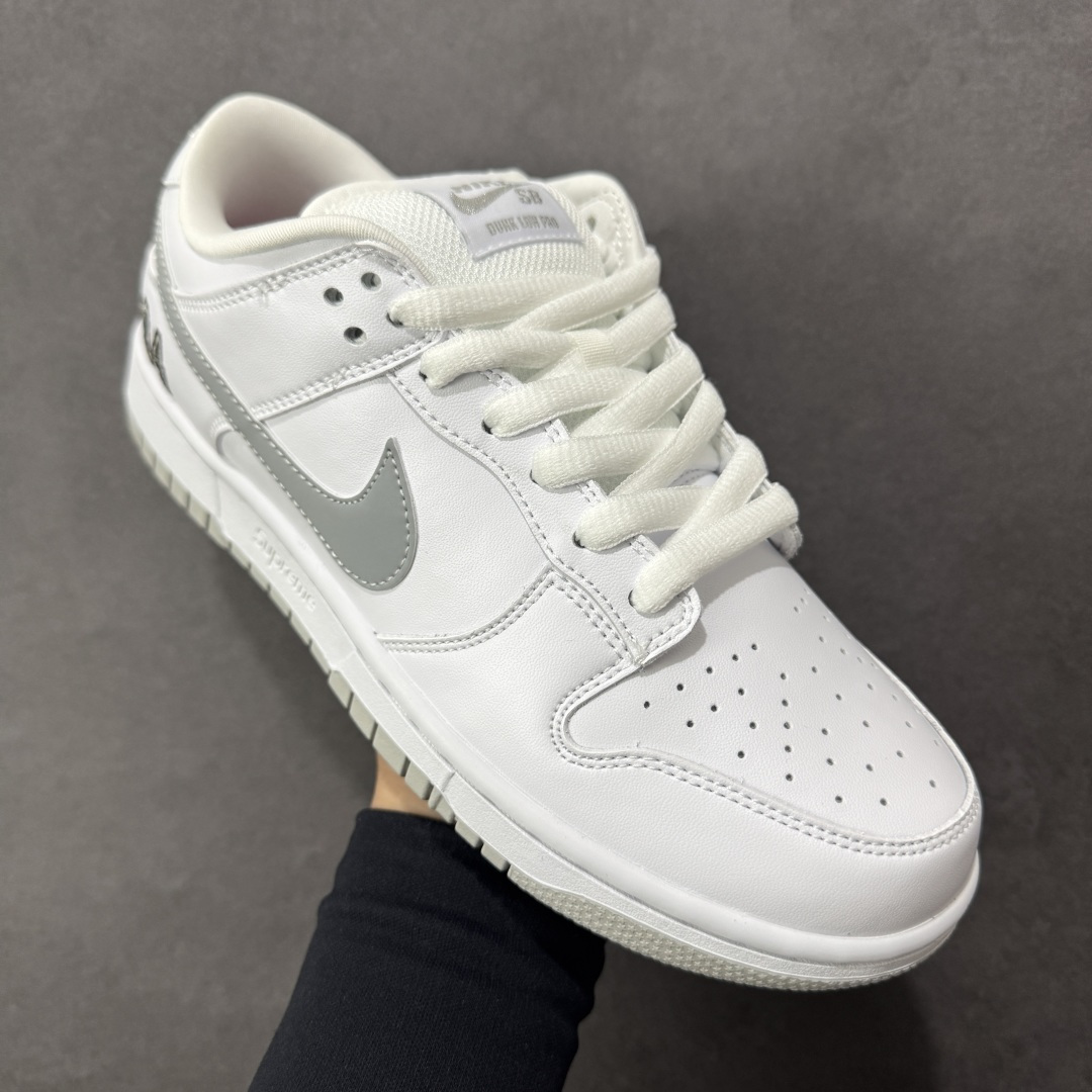 图片[3]-【公司级】耐克 Supreme X Nike Dunk Low 94 运动鞋复古解构绑带板鞋 皮革与合成材质组合鞋面，经久耐穿，柔软非凡 泡绵中底，缔造轻盈回弹的缓震效果 橡胶外底搭配圆形支点设计，铸就非凡抓地力，尽显经典风范 从篮板到滑板，Nike Dunk 的影响力毋庸置疑。尽管 1985 年以篮球鞋形式亮相，但其平整而具有抓附力的鞋底闯入了滑板运动员的视野，堪称滑板鞋的理想之选。几十年来，Dunk 不断直击全球各地滑板手的灵魂，推出不计其数的配色方案，追求创造力和功能性兼得的理想境界，彰显亚文化风采。 货号：HQ8487-100 尺码：36-46半 编码：XZB270280-选品中心