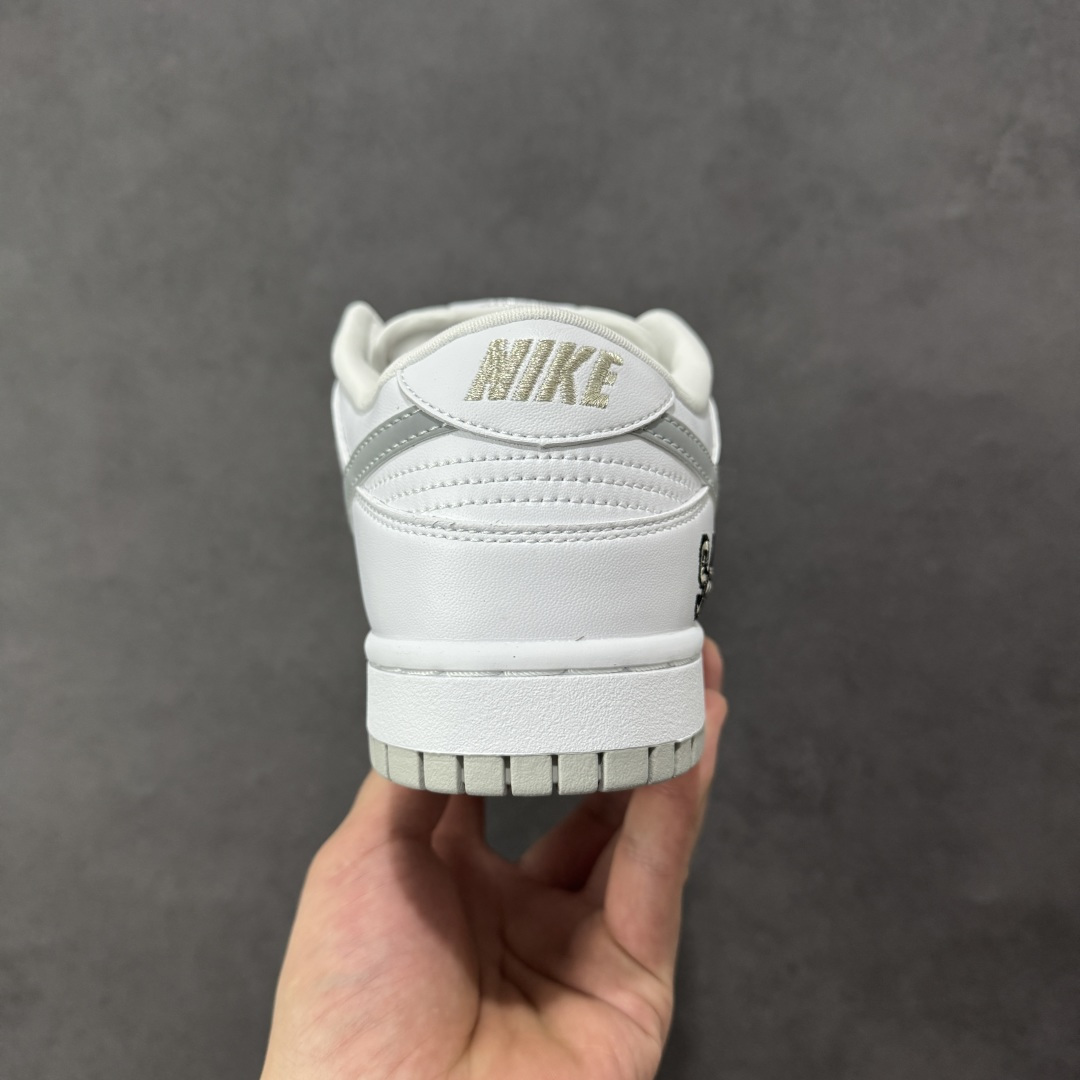 图片[4]-【公司级】耐克 Supreme X Nike Dunk Low 94 运动鞋复古解构绑带板鞋 皮革与合成材质组合鞋面，经久耐穿，柔软非凡 泡绵中底，缔造轻盈回弹的缓震效果 橡胶外底搭配圆形支点设计，铸就非凡抓地力，尽显经典风范 从篮板到滑板，Nike Dunk 的影响力毋庸置疑。尽管 1985 年以篮球鞋形式亮相，但其平整而具有抓附力的鞋底闯入了滑板运动员的视野，堪称滑板鞋的理想之选。几十年来，Dunk 不断直击全球各地滑板手的灵魂，推出不计其数的配色方案，追求创造力和功能性兼得的理想境界，彰显亚文化风采。 货号：HQ8487-100 尺码：36-46半 编码：XZB270280-选品中心
