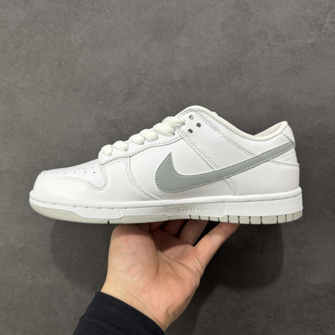 图片[2]-【公司级】耐克 Supreme X Nike Dunk Low 94 运动鞋复古解构绑带板鞋 皮革与合成材质组合鞋面，经久耐穿，柔软非凡 泡绵中底，缔造轻盈回弹的缓震效果 橡胶外底搭配圆形支点设计，铸就非凡抓地力，尽显经典风范 从篮板到滑板，Nike Dunk 的影响力毋庸置疑。尽管 1985 年以篮球鞋形式亮相，但其平整而具有抓附力的鞋底闯入了滑板运动员的视野，堪称滑板鞋的理想之选。几十年来，Dunk 不断直击全球各地滑板手的灵魂，推出不计其数的配色方案，追求创造力和功能性兼得的理想境界，彰显亚文化风采。 货号：HQ8487-100 尺码：36-46半 编码：XZB270280-选品中心
