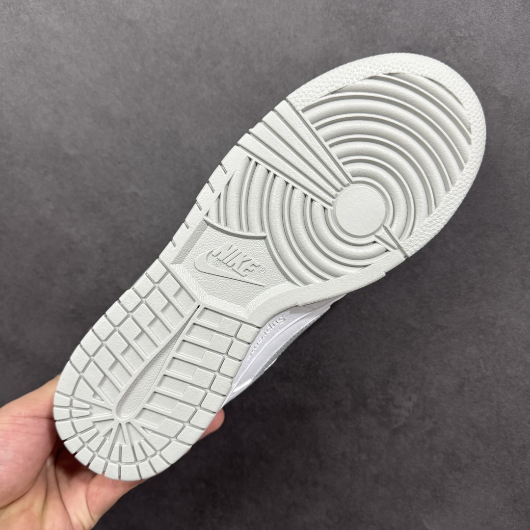 图片[9]-【公司级】耐克 Supreme X Nike Dunk Low 94 运动鞋复古解构绑带板鞋 皮革与合成材质组合鞋面，经久耐穿，柔软非凡 泡绵中底，缔造轻盈回弹的缓震效果 橡胶外底搭配圆形支点设计，铸就非凡抓地力，尽显经典风范 从篮板到滑板，Nike Dunk 的影响力毋庸置疑。尽管 1985 年以篮球鞋形式亮相，但其平整而具有抓附力的鞋底闯入了滑板运动员的视野，堪称滑板鞋的理想之选。几十年来，Dunk 不断直击全球各地滑板手的灵魂，推出不计其数的配色方案，追求创造力和功能性兼得的理想境界，彰显亚文化风采。 货号：HQ8487-100 尺码：36-46半 编码：XZB270280-选品中心