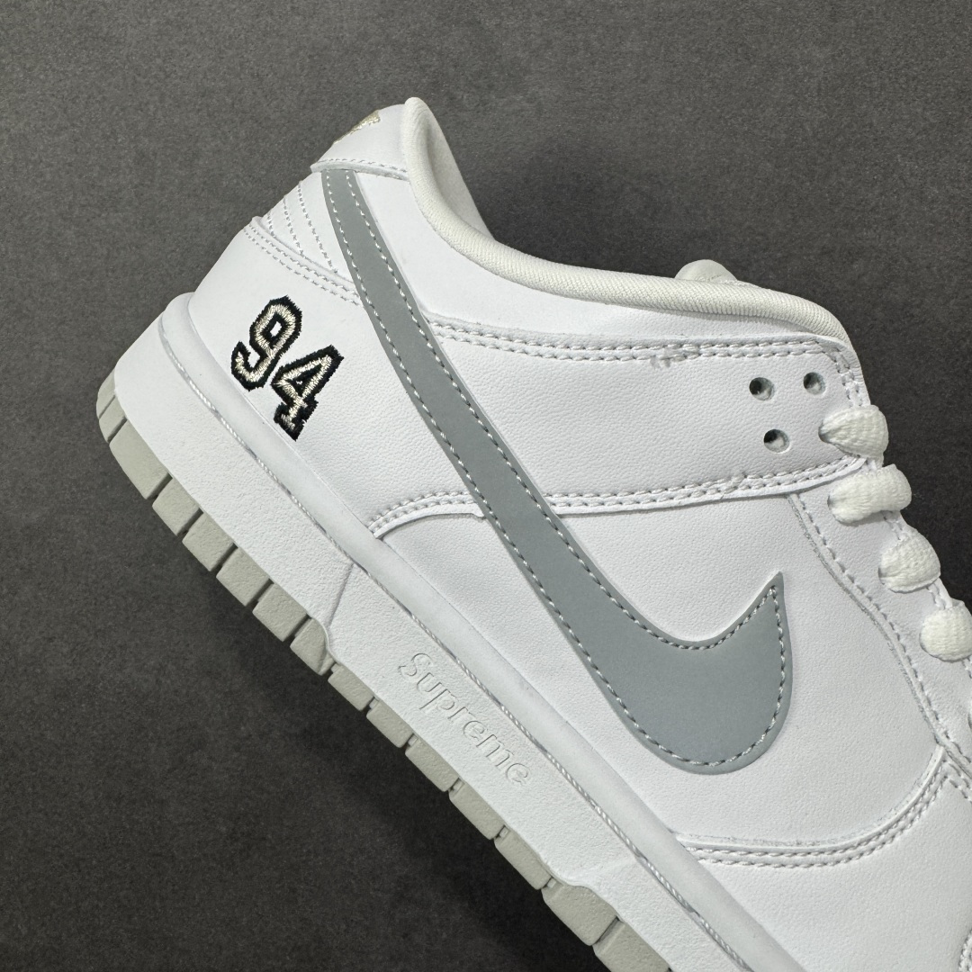 图片[6]-【公司级】耐克 Supreme X Nike Dunk Low 94 运动鞋复古解构绑带板鞋 皮革与合成材质组合鞋面，经久耐穿，柔软非凡 泡绵中底，缔造轻盈回弹的缓震效果 橡胶外底搭配圆形支点设计，铸就非凡抓地力，尽显经典风范 从篮板到滑板，Nike Dunk 的影响力毋庸置疑。尽管 1985 年以篮球鞋形式亮相，但其平整而具有抓附力的鞋底闯入了滑板运动员的视野，堪称滑板鞋的理想之选。几十年来，Dunk 不断直击全球各地滑板手的灵魂，推出不计其数的配色方案，追求创造力和功能性兼得的理想境界，彰显亚文化风采。 货号：HQ8487-100 尺码：36-46半 编码：XZB270280-选品中心