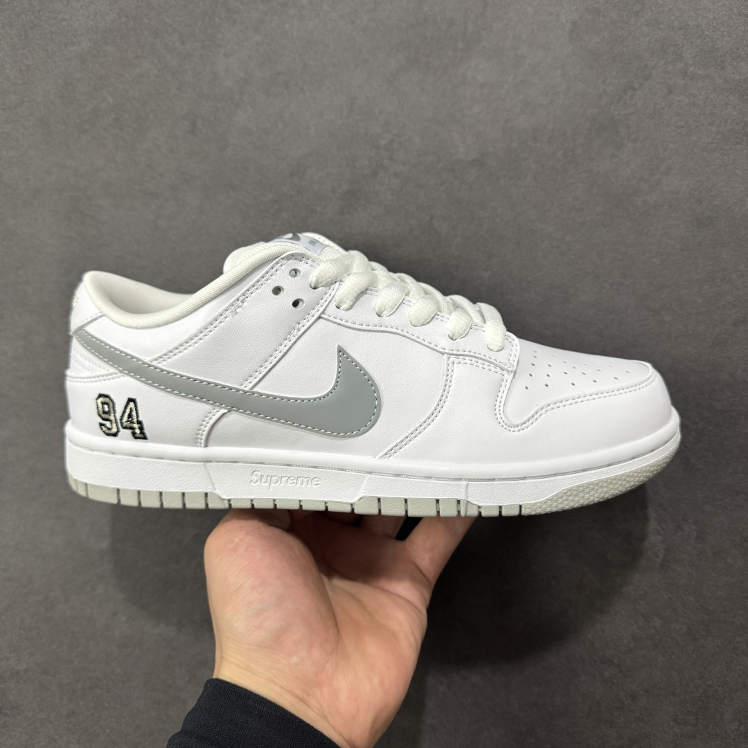【公司级】耐克 Supreme X Nike Dunk Low 94 运动鞋复古解构绑带板鞋 皮革与合成材质组合鞋面,经久耐穿,柔软非凡 泡绵中底,缔造轻盈回弹的缓震效果 橡胶外底搭配圆形支点设计,铸就非凡抓地力,尽显经典风范 从篮板到滑板,Nike Dunk 的影响力毋庸置疑。尽管 1985 年以篮球鞋形式亮相,但其平整而具有抓附力的鞋底闯入了滑板运动员的视野,堪称滑板鞋的理想之选。几十年来,Dunk 不断直击全球各地滑板手的灵魂,推出不计其数的配色方案,追求创造力和功能性兼得的理想境界,彰显亚文化风采。 货号:HQ8487-100 尺码:36-46半 编码:XZB270280-选品中心