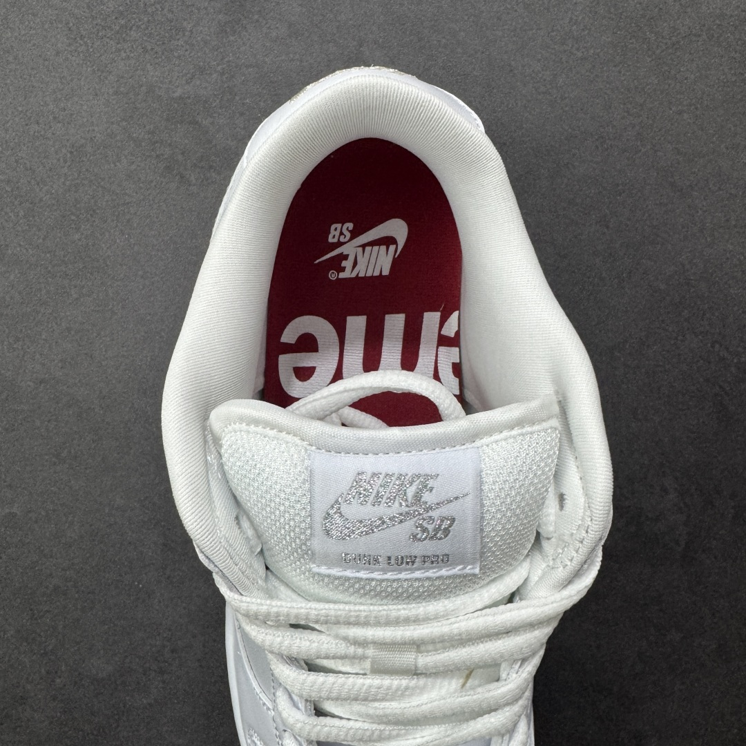 图片[7]-【公司级】耐克 Supreme X Nike Dunk Low 94 运动鞋复古解构绑带板鞋 皮革与合成材质组合鞋面，经久耐穿，柔软非凡 泡绵中底，缔造轻盈回弹的缓震效果 橡胶外底搭配圆形支点设计，铸就非凡抓地力，尽显经典风范 从篮板到滑板，Nike Dunk 的影响力毋庸置疑。尽管 1985 年以篮球鞋形式亮相，但其平整而具有抓附力的鞋底闯入了滑板运动员的视野，堪称滑板鞋的理想之选。几十年来，Dunk 不断直击全球各地滑板手的灵魂，推出不计其数的配色方案，追求创造力和功能性兼得的理想境界，彰显亚文化风采。 货号：HQ8487-100 尺码：36-46半 编码：XZB270280-选品中心