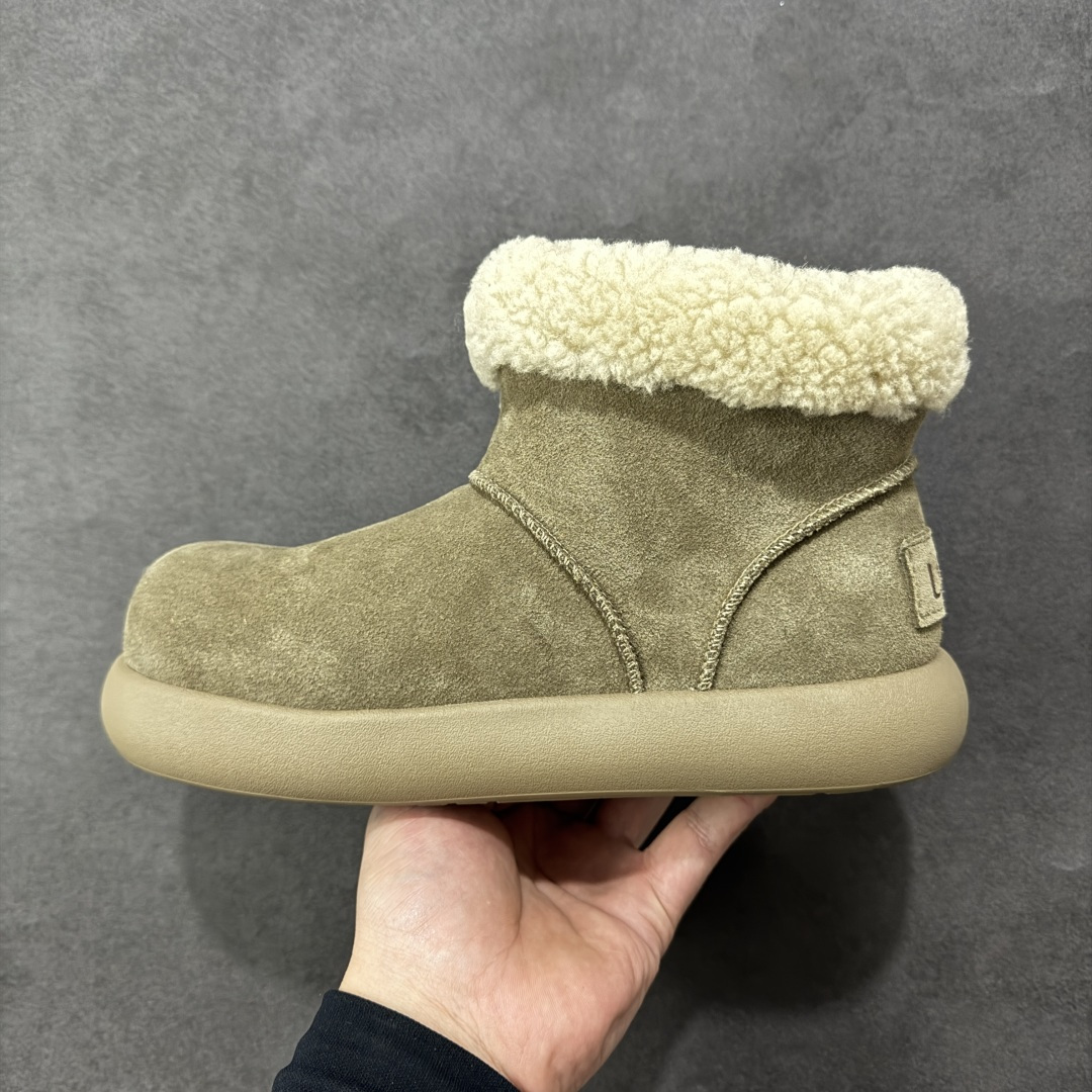 图片[2]-【SP顶级版】 UGG 大土豆女神款秋冬羊皮毛一体雪地靴 1011665 原代工厂隆丰A级真羊毛皮一体完全遵循正平正品，精选A级羊皮毛一体材质，内里毛绒如云朵般包裹双脚，白带恒温属性一寒锁温抗冻，股季透气排湿，让双脚时刻处于干爽舒适的状态，轻量化设计搭配柔韧鞋底，每一步都似踩在软垫上，再加上贴合足型的弧度与足跟支撑，无论是居家休憩,外出通勤还是日常跑腿，全天行走也无负担。 从经典高筒靴到简约拖鞋，从基础中性色到潮流设计，既能与牛仔裤、卫衣打造随性日常，也能搭配裙子、男女同款更能轻松适配情侣穿搭。 优质羊皮毛天生耐磨损，搭配扎实工艺与防水科技加持，能抵御日常磨损与雨雪侵袭。一双穿数年仍能保持柔软质感💪🏻 尺码：35-40-选品中心