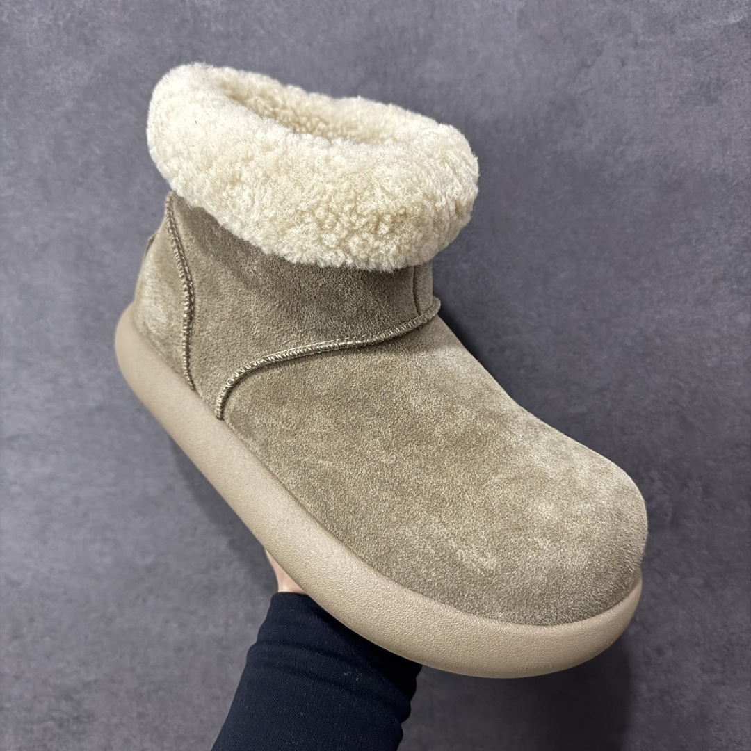 图片[3]-【SP顶级版】 UGG 大土豆女神款秋冬羊皮毛一体雪地靴 1011665 原代工厂隆丰A级真羊毛皮一体完全遵循正平正品，精选A级羊皮毛一体材质，内里毛绒如云朵般包裹双脚，白带恒温属性一寒锁温抗冻，股季透气排湿，让双脚时刻处于干爽舒适的状态，轻量化设计搭配柔韧鞋底，每一步都似踩在软垫上，再加上贴合足型的弧度与足跟支撑，无论是居家休憩,外出通勤还是日常跑腿，全天行走也无负担。 从经典高筒靴到简约拖鞋，从基础中性色到潮流设计，既能与牛仔裤、卫衣打造随性日常，也能搭配裙子、男女同款更能轻松适配情侣穿搭。 优质羊皮毛天生耐磨损，搭配扎实工艺与防水科技加持，能抵御日常磨损与雨雪侵袭。一双穿数年仍能保持柔软质感💪🏻 尺码：35-40-选品中心