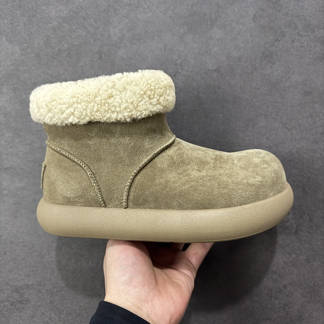 【SP顶级版】 UGG 大土豆女神款秋冬羊皮毛一体雪地靴 1011665 原代工厂隆丰A级真羊毛皮一体完全遵循正平正品,精选A级羊皮毛一体材质,内里毛绒如云朵般包裹双脚,白带恒温属性一寒锁温抗冻,股季透气排湿,让双脚时刻处于干爽舒适的状态,轻量化设计搭配柔韧鞋底,每一步都似踩在软垫上,再加上贴合足型的弧度与足跟支撑,无论是居家休憩,外出通勤还是日常跑腿,全天行走也无负担。 从经典高筒靴到简约拖鞋,从基础中性色到潮流设计,既能与牛仔裤、卫衣打造随性日常,也能搭配裙子、男女同款更能轻松适配情侣穿搭。 优质羊皮毛天生耐磨损,搭配扎实工艺与防水科技加持,能抵御日常磨损与雨雪侵袭。一双穿数年仍能保持柔软质感💪🏻 尺码:35-40-选品中心