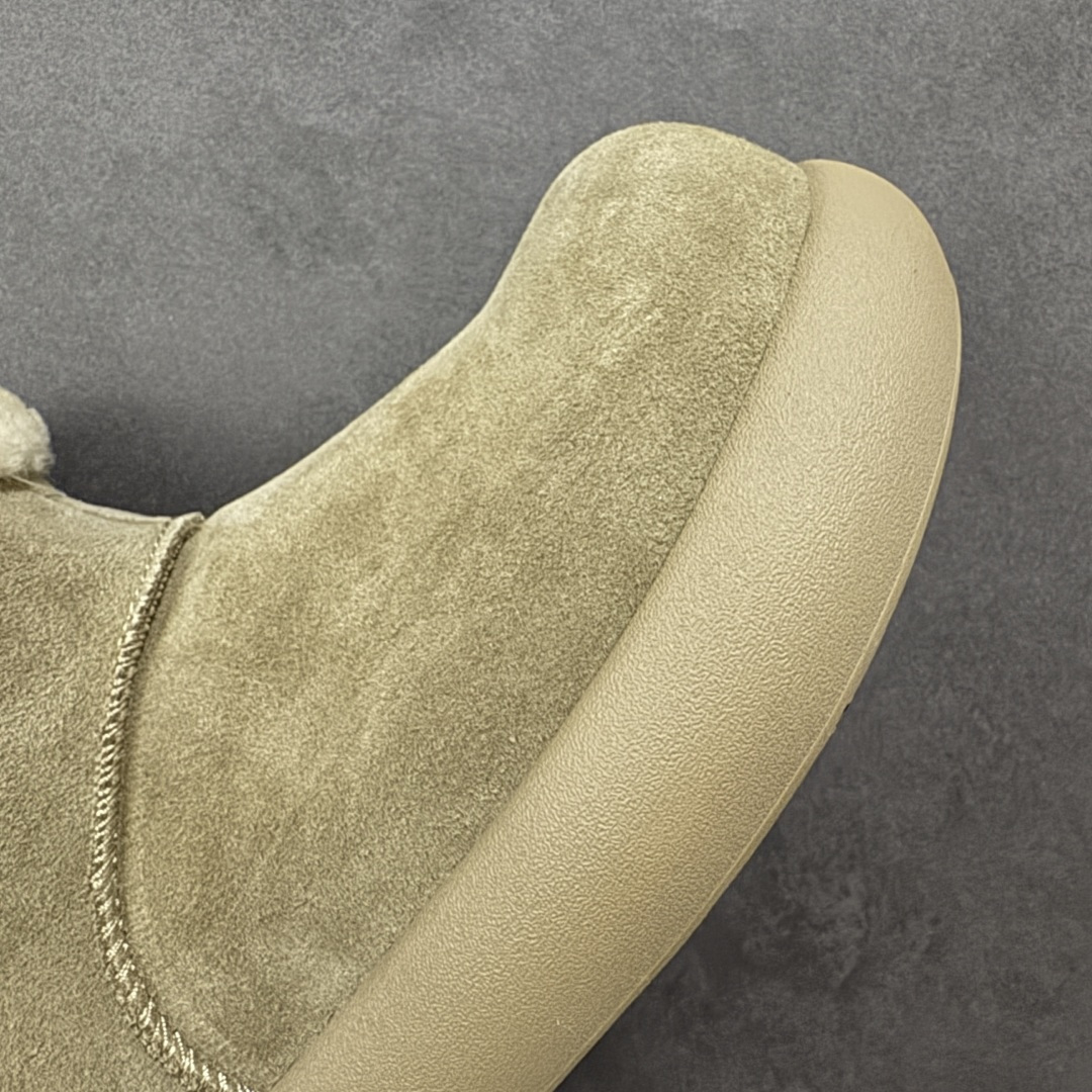 图片[5]-【SP顶级版】 UGG 大土豆女神款秋冬羊皮毛一体雪地靴 1011665 原代工厂隆丰A级真羊毛皮一体完全遵循正平正品，精选A级羊皮毛一体材质，内里毛绒如云朵般包裹双脚，白带恒温属性一寒锁温抗冻，股季透气排湿，让双脚时刻处于干爽舒适的状态，轻量化设计搭配柔韧鞋底，每一步都似踩在软垫上，再加上贴合足型的弧度与足跟支撑，无论是居家休憩,外出通勤还是日常跑腿，全天行走也无负担。 从经典高筒靴到简约拖鞋，从基础中性色到潮流设计，既能与牛仔裤、卫衣打造随性日常，也能搭配裙子、男女同款更能轻松适配情侣穿搭。 优质羊皮毛天生耐磨损，搭配扎实工艺与防水科技加持，能抵御日常磨损与雨雪侵袭。一双穿数年仍能保持柔软质感💪🏻 尺码：35-40-选品中心