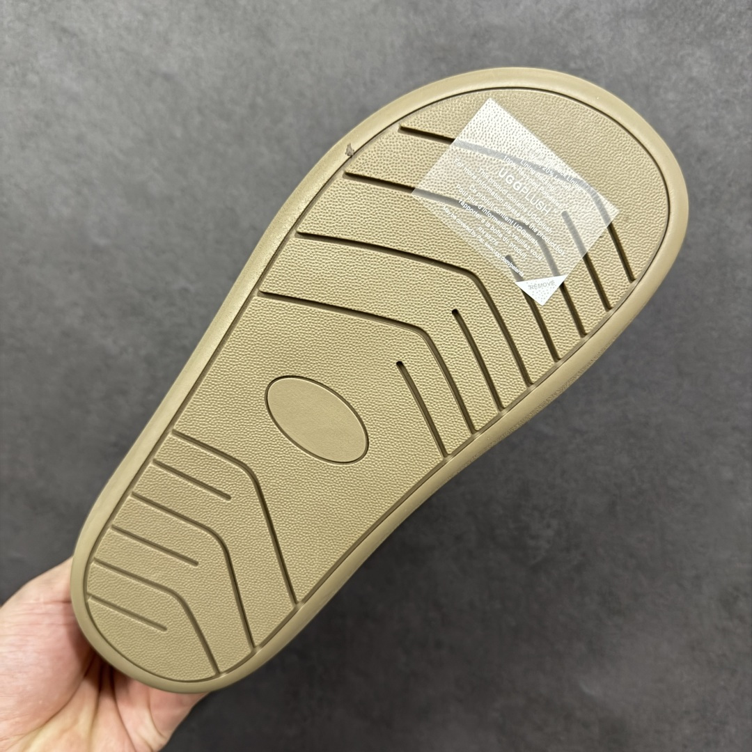 图片[9]-【SP顶级版】 UGG 大土豆女神款秋冬羊皮毛一体雪地靴 1011665 原代工厂隆丰A级真羊毛皮一体完全遵循正平正品，精选A级羊皮毛一体材质，内里毛绒如云朵般包裹双脚，白带恒温属性一寒锁温抗冻，股季透气排湿，让双脚时刻处于干爽舒适的状态，轻量化设计搭配柔韧鞋底，每一步都似踩在软垫上，再加上贴合足型的弧度与足跟支撑，无论是居家休憩,外出通勤还是日常跑腿，全天行走也无负担。 从经典高筒靴到简约拖鞋，从基础中性色到潮流设计，既能与牛仔裤、卫衣打造随性日常，也能搭配裙子、男女同款更能轻松适配情侣穿搭。 优质羊皮毛天生耐磨损，搭配扎实工艺与防水科技加持，能抵御日常磨损与雨雪侵袭。一双穿数年仍能保持柔软质感💪🏻 尺码：35-40-选品中心