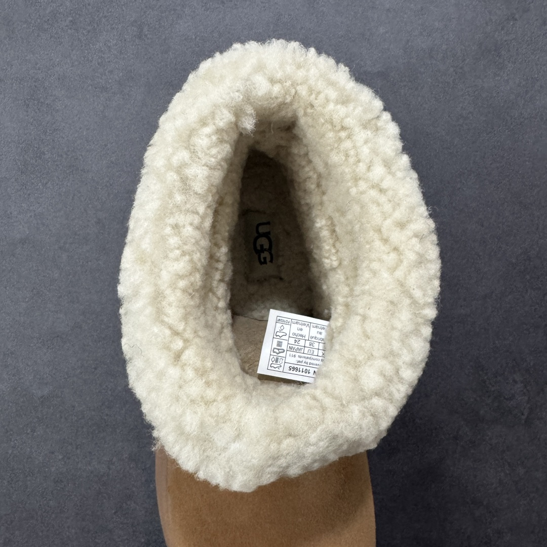 图片[7]-【SP顶级版】 UGG 大土豆女神款秋冬羊皮毛一体雪地靴 1011665 原代工厂隆丰A级真羊毛皮一体完全遵循正平正品，精选A级羊皮毛一体材质，内里毛绒如云朵般包裹双脚，白带恒温属性一寒锁温抗冻，股季透气排湿，让双脚时刻处于干爽舒适的状态，轻量化设计搭配柔韧鞋底，每一步都似踩在软垫上，再加上贴合足型的弧度与足跟支撑，无论是居家休憩,外出通勤还是日常跑腿，全天行走也无负担。 从经典高筒靴到简约拖鞋，从基础中性色到潮流设计，既能与牛仔裤、卫衣打造随性日常，也能搭配裙子、男女同款更能轻松适配情侣穿搭。 优质羊皮毛天生耐磨损，搭配扎实工艺与防水科技加持，能抵御日常磨损与雨雪侵袭。一双穿数年仍能保持柔软质感💪🏻 尺码：35-40-选品中心