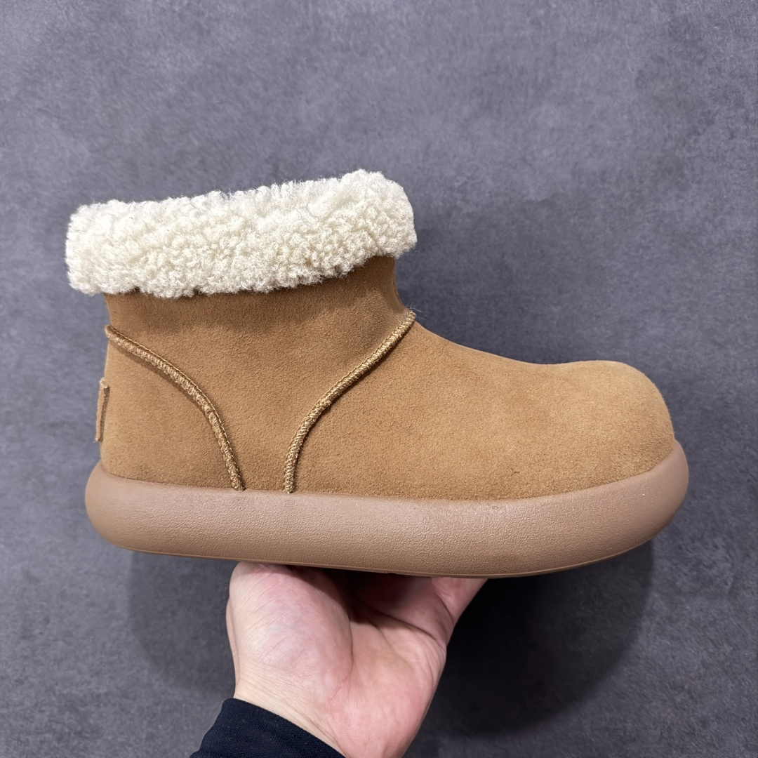【SP顶级版】 UGG 大土豆女神款秋冬羊皮毛一体雪地靴 1011665 原代工厂隆丰A级真羊毛皮一体完全遵循正平正品,精选A级羊皮毛一体材质,内里毛绒如云朵般包裹双脚,白带恒温属性一寒锁温抗冻,股季透气排湿,让双脚时刻处于干爽舒适的状态,轻量化设计搭配柔韧鞋底,每一步都似踩在软垫上,再加上贴合足型的弧度与足跟支撑,无论是居家休憩,外出通勤还是日常跑腿,全天行走也无负担。 从经典高筒靴到简约拖鞋,从基础中性色到潮流设计,既能与牛仔裤、卫衣打造随性日常,也能搭配裙子、男女同款更能轻松适配情侣穿搭。 优质羊皮毛天生耐磨损,搭配扎实工艺与防水科技加持,能抵御日常磨损与雨雪侵袭。一双穿数年仍能保持柔软质感💪🏻 尺码:35-40-选品中心