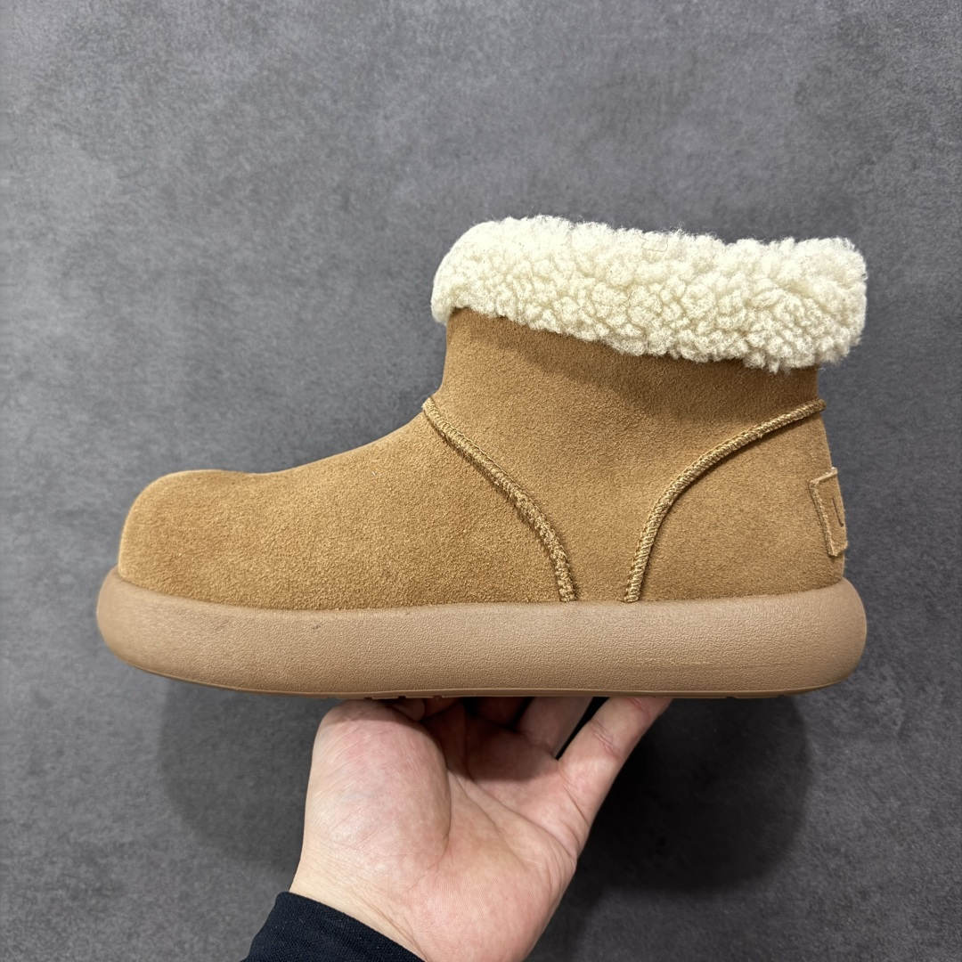 图片[2]-【SP顶级版】 UGG 大土豆女神款秋冬羊皮毛一体雪地靴 1011665 原代工厂隆丰A级真羊毛皮一体完全遵循正平正品，精选A级羊皮毛一体材质，内里毛绒如云朵般包裹双脚，白带恒温属性一寒锁温抗冻，股季透气排湿，让双脚时刻处于干爽舒适的状态，轻量化设计搭配柔韧鞋底，每一步都似踩在软垫上，再加上贴合足型的弧度与足跟支撑，无论是居家休憩,外出通勤还是日常跑腿，全天行走也无负担。 从经典高筒靴到简约拖鞋，从基础中性色到潮流设计，既能与牛仔裤、卫衣打造随性日常，也能搭配裙子、男女同款更能轻松适配情侣穿搭。 优质羊皮毛天生耐磨损，搭配扎实工艺与防水科技加持，能抵御日常磨损与雨雪侵袭。一双穿数年仍能保持柔软质感💪🏻 尺码：35-40-选品中心