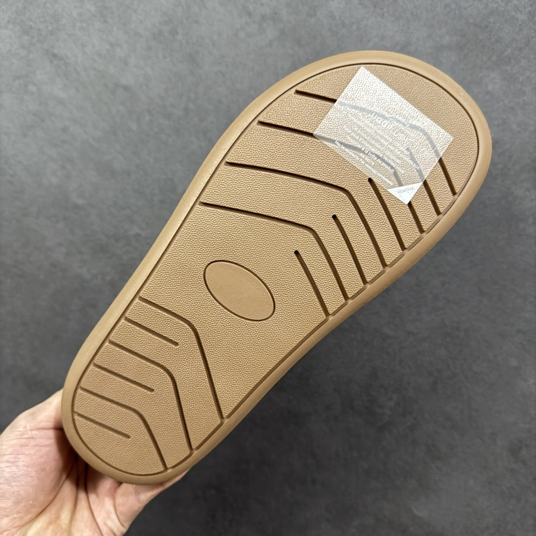 图片[9]-【SP顶级版】 UGG 大土豆女神款秋冬羊皮毛一体雪地靴 1011665 原代工厂隆丰A级真羊毛皮一体完全遵循正平正品，精选A级羊皮毛一体材质，内里毛绒如云朵般包裹双脚，白带恒温属性一寒锁温抗冻，股季透气排湿，让双脚时刻处于干爽舒适的状态，轻量化设计搭配柔韧鞋底，每一步都似踩在软垫上，再加上贴合足型的弧度与足跟支撑，无论是居家休憩,外出通勤还是日常跑腿，全天行走也无负担。 从经典高筒靴到简约拖鞋，从基础中性色到潮流设计，既能与牛仔裤、卫衣打造随性日常，也能搭配裙子、男女同款更能轻松适配情侣穿搭。 优质羊皮毛天生耐磨损，搭配扎实工艺与防水科技加持，能抵御日常磨损与雨雪侵袭。一双穿数年仍能保持柔软质感💪🏻 尺码：35-40-选品中心