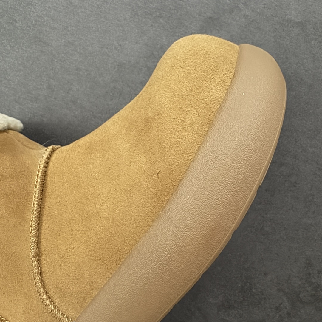 图片[5]-【SP顶级版】 UGG 大土豆女神款秋冬羊皮毛一体雪地靴 1011665 原代工厂隆丰A级真羊毛皮一体完全遵循正平正品，精选A级羊皮毛一体材质，内里毛绒如云朵般包裹双脚，白带恒温属性一寒锁温抗冻，股季透气排湿，让双脚时刻处于干爽舒适的状态，轻量化设计搭配柔韧鞋底，每一步都似踩在软垫上，再加上贴合足型的弧度与足跟支撑，无论是居家休憩,外出通勤还是日常跑腿，全天行走也无负担。 从经典高筒靴到简约拖鞋，从基础中性色到潮流设计，既能与牛仔裤、卫衣打造随性日常，也能搭配裙子、男女同款更能轻松适配情侣穿搭。 优质羊皮毛天生耐磨损，搭配扎实工艺与防水科技加持，能抵御日常磨损与雨雪侵袭。一双穿数年仍能保持柔软质感💪🏻 尺码：35-40-选品中心