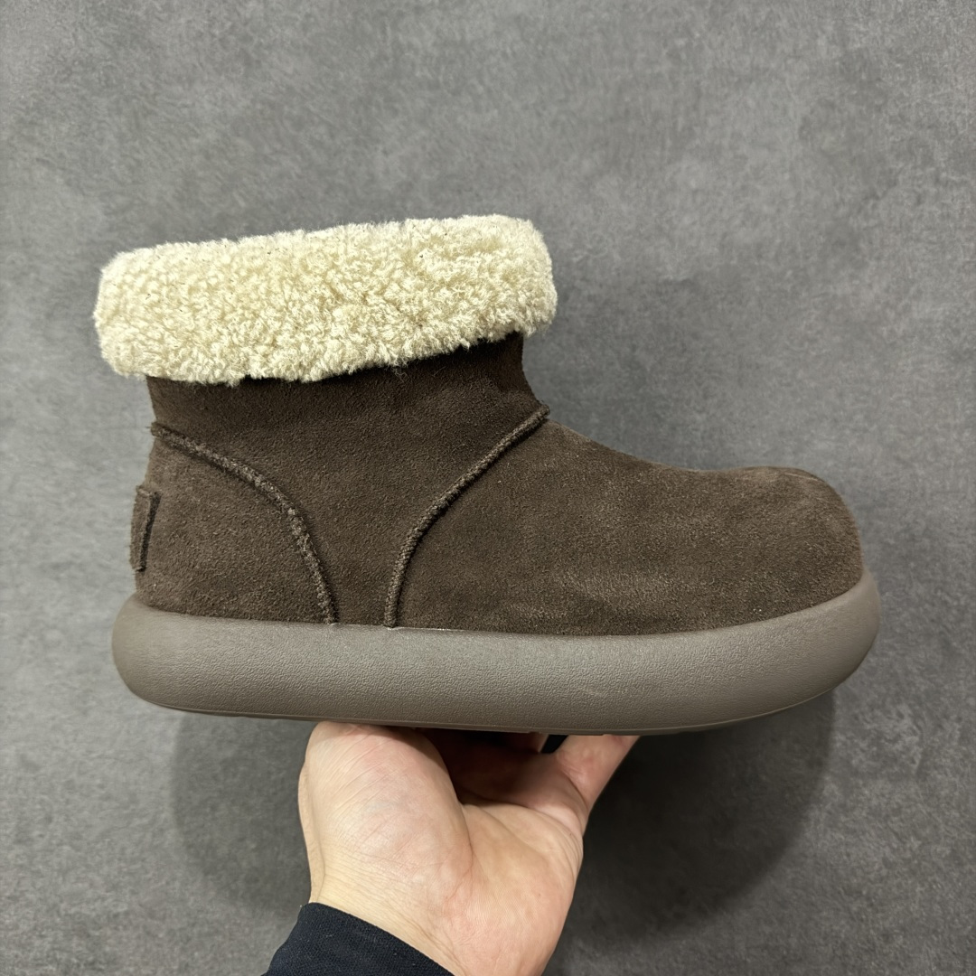 【SP顶级版】 UGG 大土豆女神款秋冬羊皮毛一体雪地靴 1011665 原代工厂隆丰A级真羊毛皮一体完全遵循正平正品,精选A级羊皮毛一体材质,内里毛绒如云朵般包裹双脚,白带恒温属性一寒锁温抗冻,股季透气排湿,让双脚时刻处于干爽舒适的状态,轻量化设计搭配柔韧鞋底,每一步都似踩在软垫上,再加上贴合足型的弧度与足跟支撑,无论是居家休憩,外出通勤还是日常跑腿,全天行走也无负担。 从经典高筒靴到简约拖鞋,从基础中性色到潮流设计,既能与牛仔裤、卫衣打造随性日常,也能搭配裙子、男女同款更能轻松适配情侣穿搭。 优质羊皮毛天生耐磨损,搭配扎实工艺与防水科技加持,能抵御日常磨损与雨雪侵袭。一双穿数年仍能保持柔软质感💪🏻 尺码:35-40-选品中心