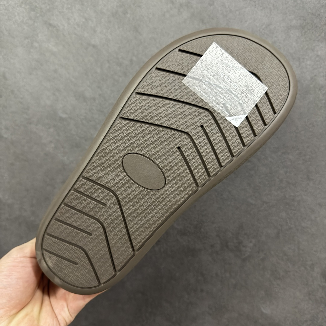 图片[9]-【SP顶级版】 UGG 大土豆女神款秋冬羊皮毛一体雪地靴 1011665 原代工厂隆丰A级真羊毛皮一体完全遵循正平正品，精选A级羊皮毛一体材质，内里毛绒如云朵般包裹双脚，白带恒温属性一寒锁温抗冻，股季透气排湿，让双脚时刻处于干爽舒适的状态，轻量化设计搭配柔韧鞋底，每一步都似踩在软垫上，再加上贴合足型的弧度与足跟支撑，无论是居家休憩,外出通勤还是日常跑腿，全天行走也无负担。 从经典高筒靴到简约拖鞋，从基础中性色到潮流设计，既能与牛仔裤、卫衣打造随性日常，也能搭配裙子、男女同款更能轻松适配情侣穿搭。 优质羊皮毛天生耐磨损，搭配扎实工艺与防水科技加持，能抵御日常磨损与雨雪侵袭。一双穿数年仍能保持柔软质感💪🏻 尺码：35-40-选品中心