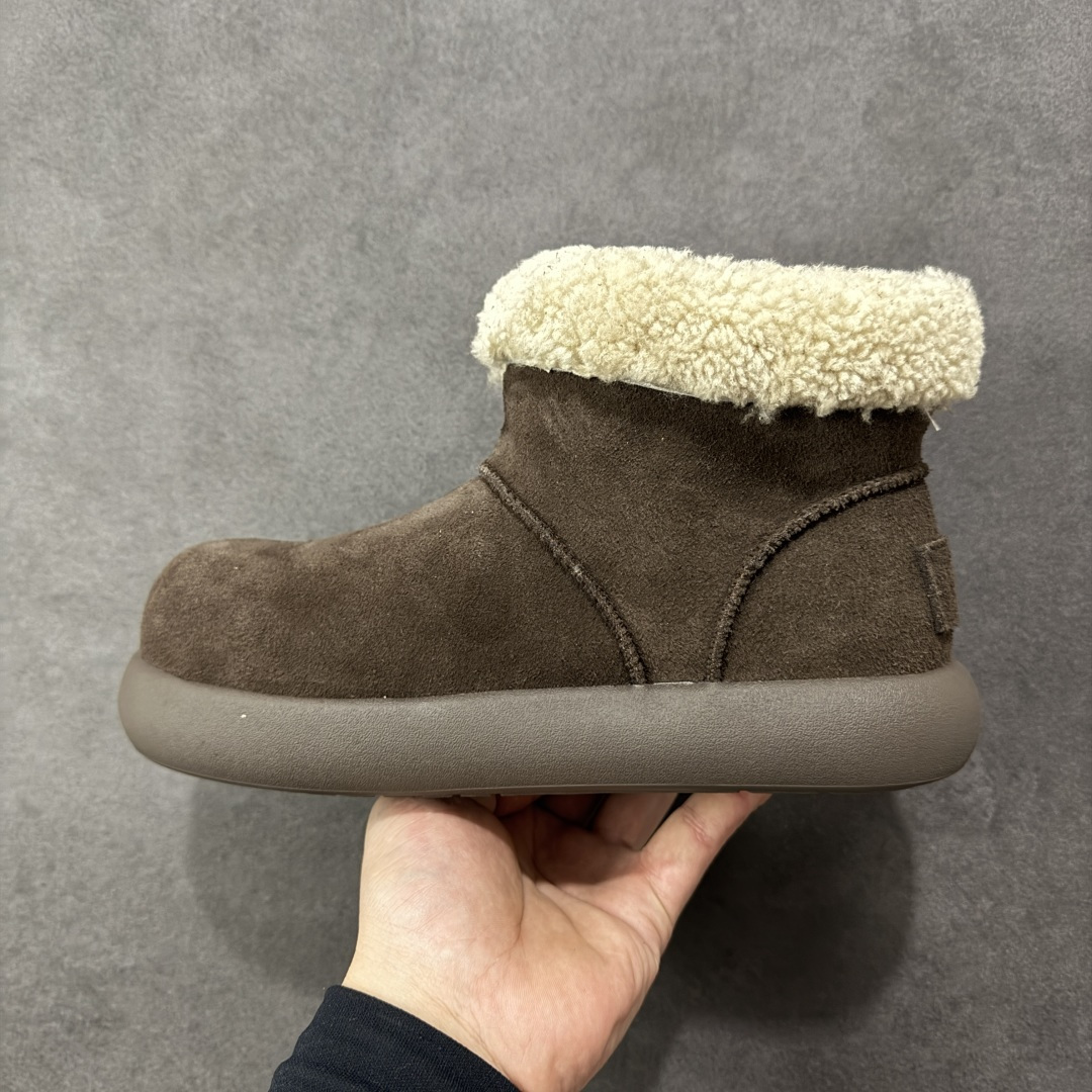 图片[2]-【SP顶级版】 UGG 大土豆女神款秋冬羊皮毛一体雪地靴 1011665 原代工厂隆丰A级真羊毛皮一体完全遵循正平正品，精选A级羊皮毛一体材质，内里毛绒如云朵般包裹双脚，白带恒温属性一寒锁温抗冻，股季透气排湿，让双脚时刻处于干爽舒适的状态，轻量化设计搭配柔韧鞋底，每一步都似踩在软垫上，再加上贴合足型的弧度与足跟支撑，无论是居家休憩,外出通勤还是日常跑腿，全天行走也无负担。 从经典高筒靴到简约拖鞋，从基础中性色到潮流设计，既能与牛仔裤、卫衣打造随性日常，也能搭配裙子、男女同款更能轻松适配情侣穿搭。 优质羊皮毛天生耐磨损，搭配扎实工艺与防水科技加持，能抵御日常磨损与雨雪侵袭。一双穿数年仍能保持柔软质感💪🏻 尺码：35-40-选品中心