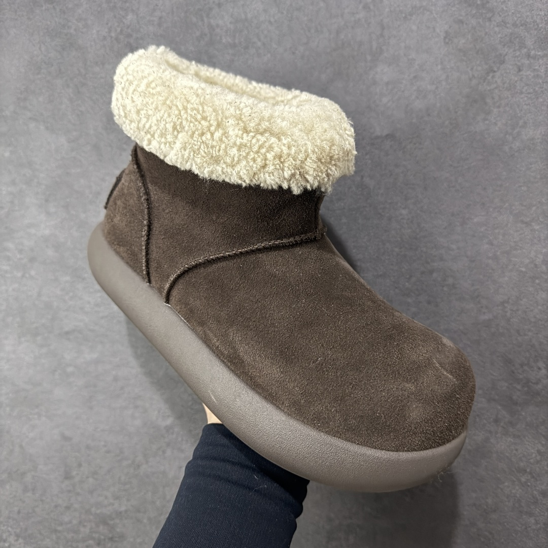 图片[3]-【SP顶级版】 UGG 大土豆女神款秋冬羊皮毛一体雪地靴 1011665 原代工厂隆丰A级真羊毛皮一体完全遵循正平正品，精选A级羊皮毛一体材质，内里毛绒如云朵般包裹双脚，白带恒温属性一寒锁温抗冻，股季透气排湿，让双脚时刻处于干爽舒适的状态，轻量化设计搭配柔韧鞋底，每一步都似踩在软垫上，再加上贴合足型的弧度与足跟支撑，无论是居家休憩,外出通勤还是日常跑腿，全天行走也无负担。 从经典高筒靴到简约拖鞋，从基础中性色到潮流设计，既能与牛仔裤、卫衣打造随性日常，也能搭配裙子、男女同款更能轻松适配情侣穿搭。 优质羊皮毛天生耐磨损，搭配扎实工艺与防水科技加持，能抵御日常磨损与雨雪侵袭。一双穿数年仍能保持柔软质感💪🏻 尺码：35-40-选品中心