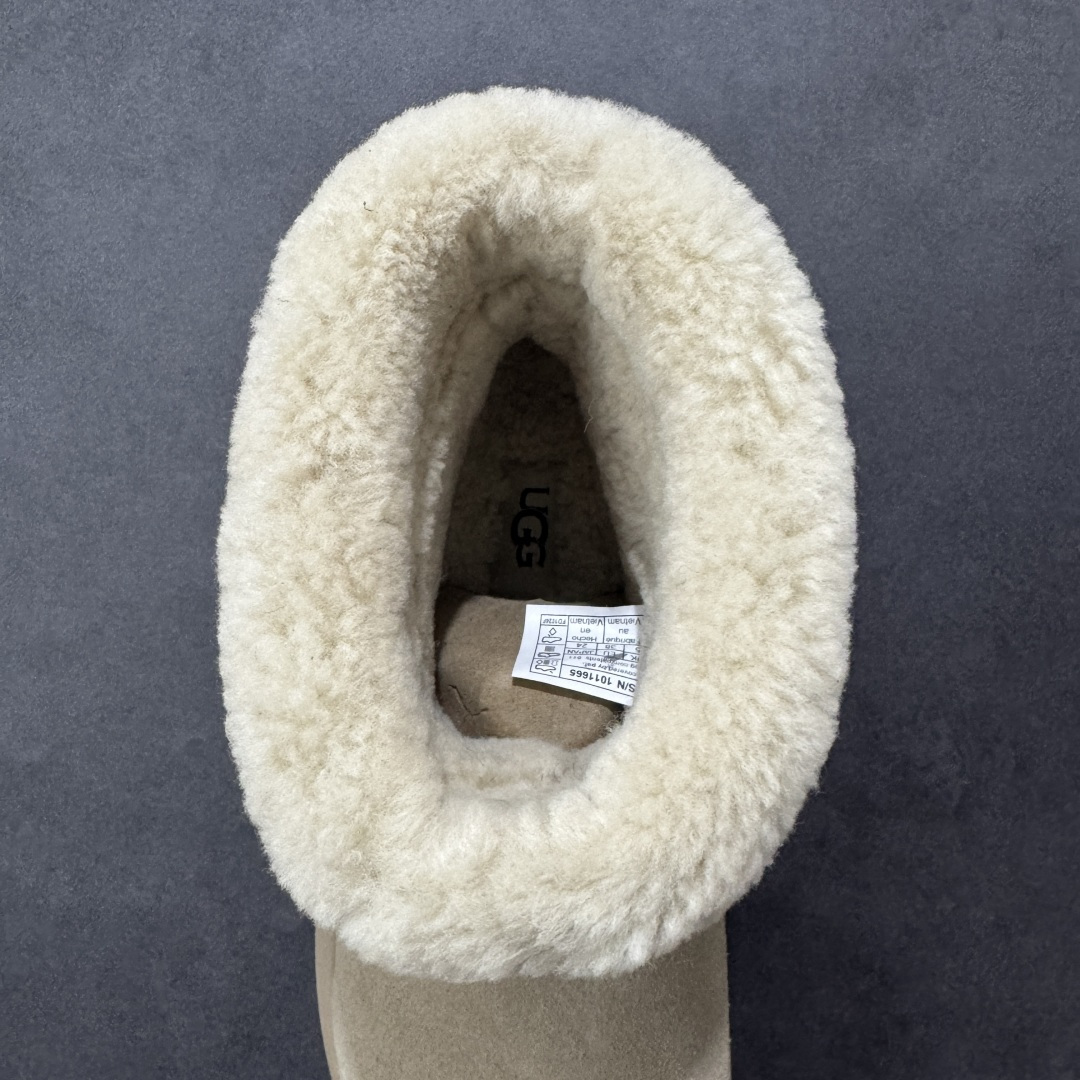 图片[7]-【SP顶级版】 UGG 大土豆女神款秋冬羊皮毛一体雪地靴 1011665 原代工厂隆丰A级真羊毛皮一体完全遵循正平正品，精选A级羊皮毛一体材质，内里毛绒如云朵般包裹双脚，白带恒温属性一寒锁温抗冻，股季透气排湿，让双脚时刻处于干爽舒适的状态，轻量化设计搭配柔韧鞋底，每一步都似踩在软垫上，再加上贴合足型的弧度与足跟支撑，无论是居家休憩,外出通勤还是日常跑腿，全天行走也无负担。 从经典高筒靴到简约拖鞋，从基础中性色到潮流设计，既能与牛仔裤、卫衣打造随性日常，也能搭配裙子、男女同款更能轻松适配情侣穿搭。 优质羊皮毛天生耐磨损，搭配扎实工艺与防水科技加持，能抵御日常磨损与雨雪侵袭。一双穿数年仍能保持柔软质感💪🏻 尺码：35-40-选品中心