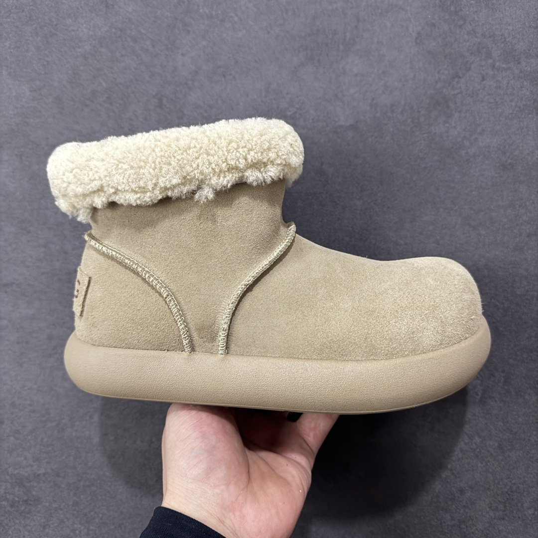 【SP顶级版】 UGG 大土豆女神款秋冬羊皮毛一体雪地靴 1011665 原代工厂隆丰A级真羊毛皮一体完全遵循正平正品,精选A级羊皮毛一体材质,内里毛绒如云朵般包裹双脚,白带恒温属性一寒锁温抗冻,股季透气排湿,让双脚时刻处于干爽舒适的状态,轻量化设计搭配柔韧鞋底,每一步都似踩在软垫上,再加上贴合足型的弧度与足跟支撑,无论是居家休憩,外出通勤还是日常跑腿,全天行走也无负担。 从经典高筒靴到简约拖鞋,从基础中性色到潮流设计,既能与牛仔裤、卫衣打造随性日常,也能搭配裙子、男女同款更能轻松适配情侣穿搭。 优质羊皮毛天生耐磨损,搭配扎实工艺与防水科技加持,能抵御日常磨损与雨雪侵袭。一双穿数年仍能保持柔软质感💪🏻 尺码:35-40-选品中心