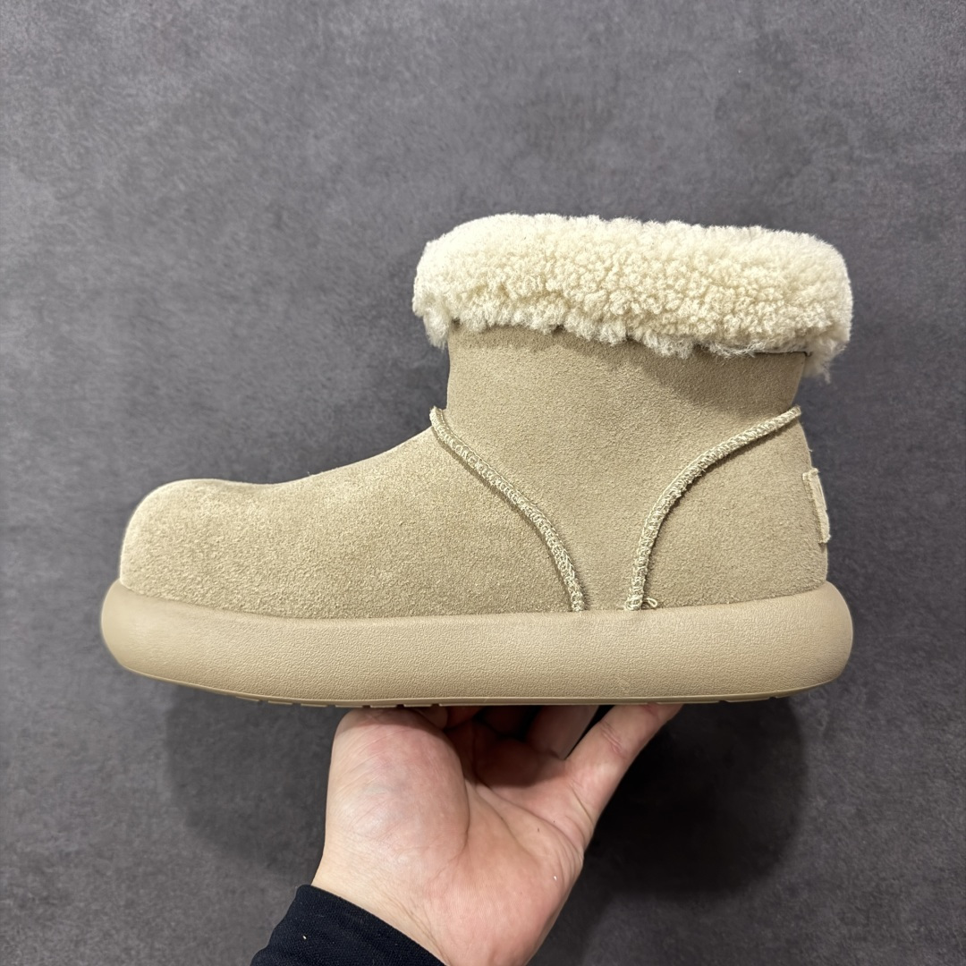 图片[2]-【SP顶级版】 UGG 大土豆女神款秋冬羊皮毛一体雪地靴 1011665 原代工厂隆丰A级真羊毛皮一体完全遵循正平正品，精选A级羊皮毛一体材质，内里毛绒如云朵般包裹双脚，白带恒温属性一寒锁温抗冻，股季透气排湿，让双脚时刻处于干爽舒适的状态，轻量化设计搭配柔韧鞋底，每一步都似踩在软垫上，再加上贴合足型的弧度与足跟支撑，无论是居家休憩,外出通勤还是日常跑腿，全天行走也无负担。 从经典高筒靴到简约拖鞋，从基础中性色到潮流设计，既能与牛仔裤、卫衣打造随性日常，也能搭配裙子、男女同款更能轻松适配情侣穿搭。 优质羊皮毛天生耐磨损，搭配扎实工艺与防水科技加持，能抵御日常磨损与雨雪侵袭。一双穿数年仍能保持柔软质感💪🏻 尺码：35-40-选品中心