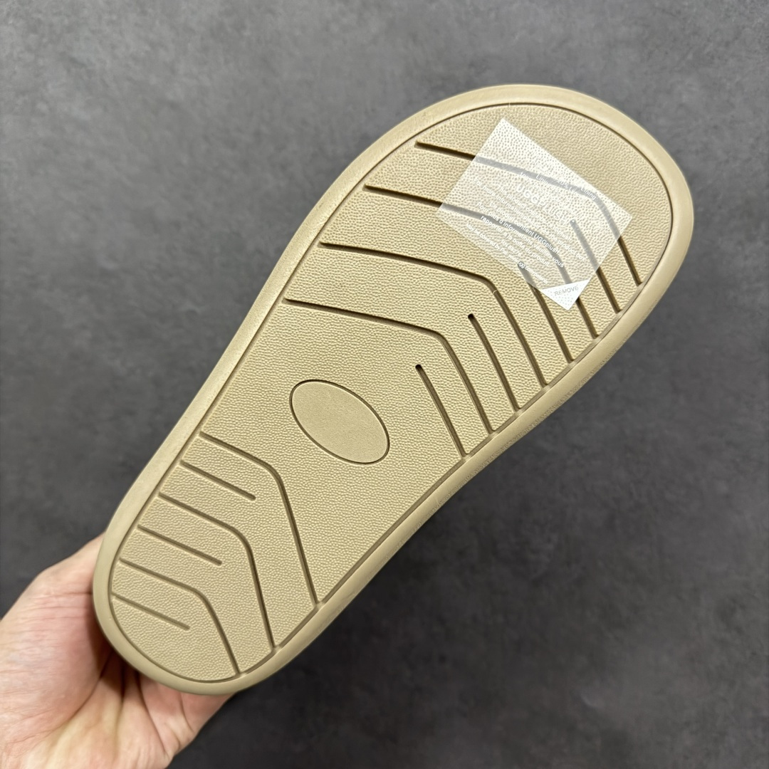 图片[9]-【SP顶级版】 UGG 大土豆女神款秋冬羊皮毛一体雪地靴 1011665 原代工厂隆丰A级真羊毛皮一体完全遵循正平正品，精选A级羊皮毛一体材质，内里毛绒如云朵般包裹双脚，白带恒温属性一寒锁温抗冻，股季透气排湿，让双脚时刻处于干爽舒适的状态，轻量化设计搭配柔韧鞋底，每一步都似踩在软垫上，再加上贴合足型的弧度与足跟支撑，无论是居家休憩,外出通勤还是日常跑腿，全天行走也无负担。 从经典高筒靴到简约拖鞋，从基础中性色到潮流设计，既能与牛仔裤、卫衣打造随性日常，也能搭配裙子、男女同款更能轻松适配情侣穿搭。 优质羊皮毛天生耐磨损，搭配扎实工艺与防水科技加持，能抵御日常磨损与雨雪侵袭。一双穿数年仍能保持柔软质感💪🏻 尺码：35-40-选品中心