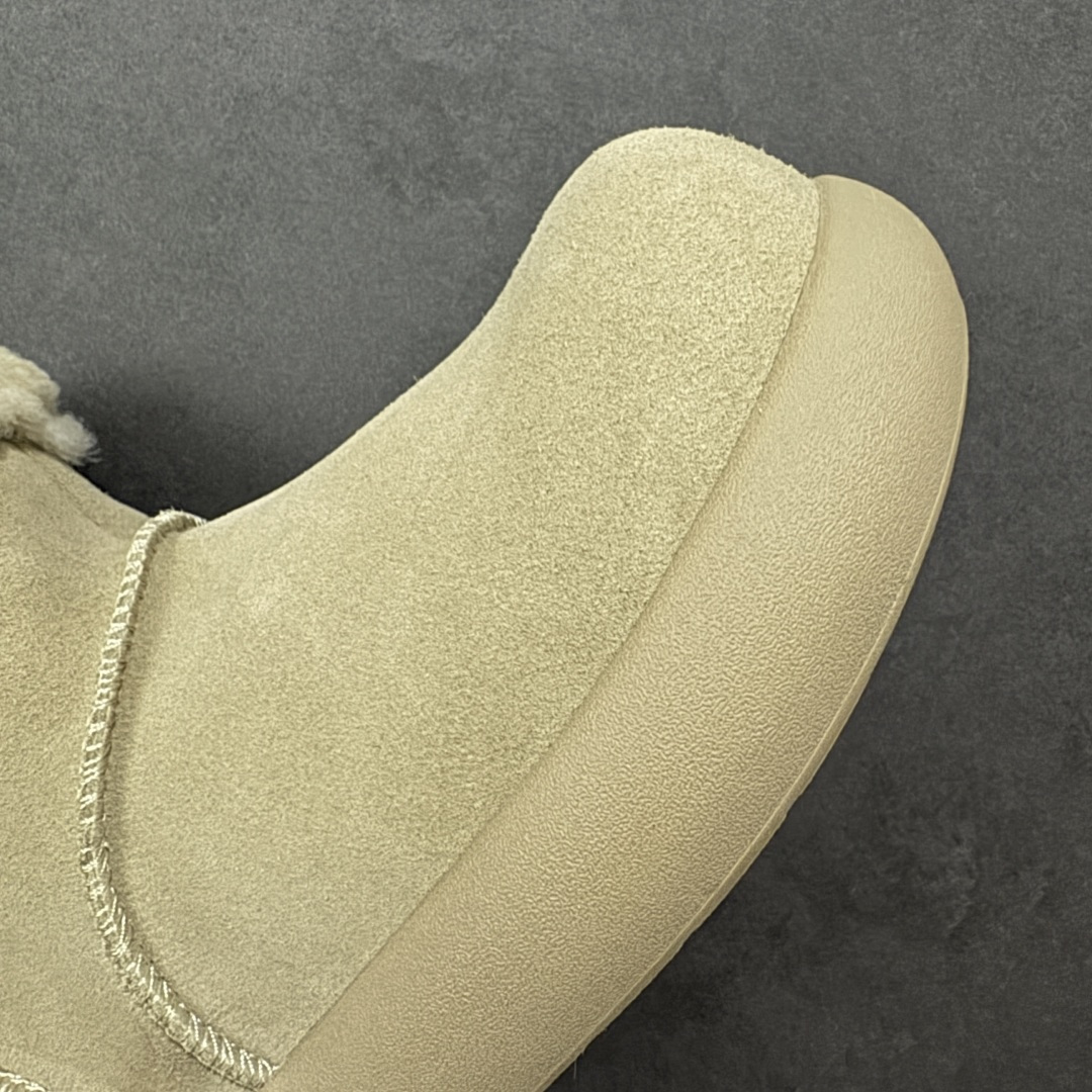 图片[5]-【SP顶级版】 UGG 大土豆女神款秋冬羊皮毛一体雪地靴 1011665 原代工厂隆丰A级真羊毛皮一体完全遵循正平正品，精选A级羊皮毛一体材质，内里毛绒如云朵般包裹双脚，白带恒温属性一寒锁温抗冻，股季透气排湿，让双脚时刻处于干爽舒适的状态，轻量化设计搭配柔韧鞋底，每一步都似踩在软垫上，再加上贴合足型的弧度与足跟支撑，无论是居家休憩,外出通勤还是日常跑腿，全天行走也无负担。 从经典高筒靴到简约拖鞋，从基础中性色到潮流设计，既能与牛仔裤、卫衣打造随性日常，也能搭配裙子、男女同款更能轻松适配情侣穿搭。 优质羊皮毛天生耐磨损，搭配扎实工艺与防水科技加持，能抵御日常磨损与雨雪侵袭。一双穿数年仍能保持柔软质感💪🏻 尺码：35-40-选品中心