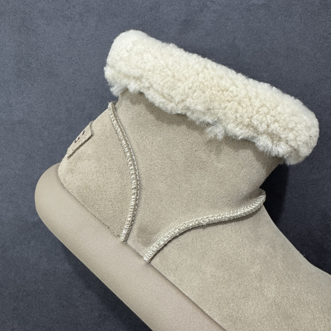 图片[6]-【SP顶级版】 UGG 大土豆女神款秋冬羊皮毛一体雪地靴 1011665 原代工厂隆丰A级真羊毛皮一体完全遵循正平正品，精选A级羊皮毛一体材质，内里毛绒如云朵般包裹双脚，白带恒温属性一寒锁温抗冻，股季透气排湿，让双脚时刻处于干爽舒适的状态，轻量化设计搭配柔韧鞋底，每一步都似踩在软垫上，再加上贴合足型的弧度与足跟支撑，无论是居家休憩,外出通勤还是日常跑腿，全天行走也无负担。 从经典高筒靴到简约拖鞋，从基础中性色到潮流设计，既能与牛仔裤、卫衣打造随性日常，也能搭配裙子、男女同款更能轻松适配情侣穿搭。 优质羊皮毛天生耐磨损，搭配扎实工艺与防水科技加持，能抵御日常磨损与雨雪侵袭。一双穿数年仍能保持柔软质感💪🏻 尺码：35-40-选品中心