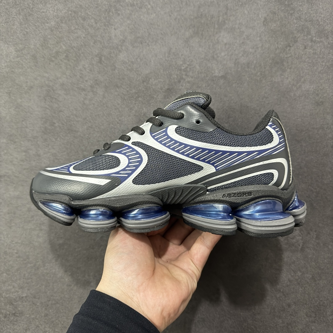 图片[2]-【公司级】New Balance NB2000舒适百搭防滑耐磨 低帮 休闲跑步鞋男女同款，2000款通过无缝流线型鞋面轮廓无疑偏向于前者，通过现代结构实现标志性的分层外观。然而，鞋舌和系带坚持经典的设置，使其保持了一点复古跑步者的美感。中底缓冲单元是争论的话题。侧面有五个不同的ABZORB缓冲垫，每个都有水平折痕，用于弯曲。内侧重复了五吊舱设置，并带有一个暴露的中足板。后跟缓冲在后跟处一分为二，类似于9060的平台的布置方式。 货号：U200015V 尺码：36-46（半）-选品中心