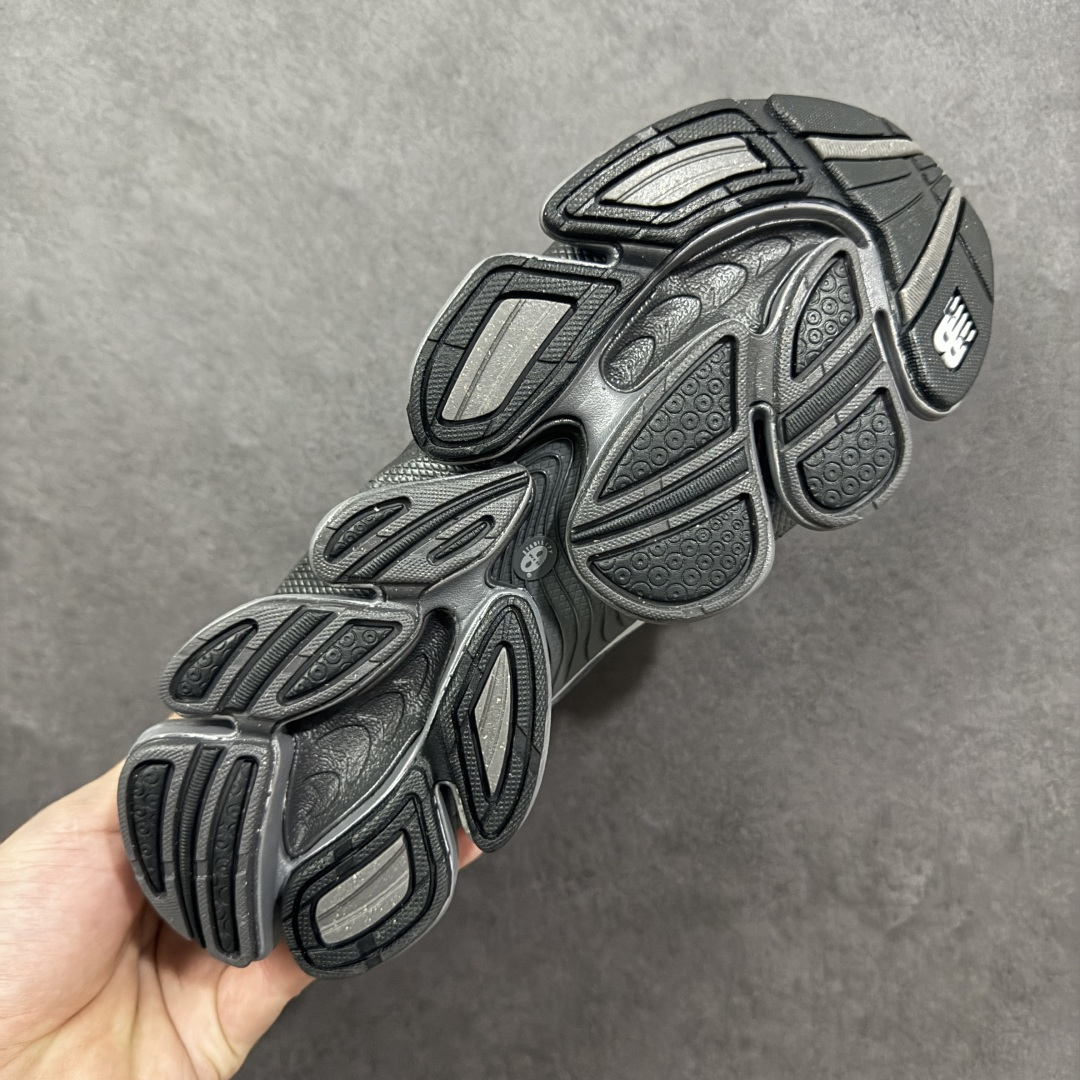 图片[9]-【公司级】New Balance NB2000舒适百搭防滑耐磨 低帮 休闲跑步鞋男女同款，2000款通过无缝流线型鞋面轮廓无疑偏向于前者，通过现代结构实现标志性的分层外观。然而，鞋舌和系带坚持经典的设置，使其保持了一点复古跑步者的美感。中底缓冲单元是争论的话题。侧面有五个不同的ABZORB缓冲垫，每个都有水平折痕，用于弯曲。内侧重复了五吊舱设置，并带有一个暴露的中足板。后跟缓冲在后跟处一分为二，类似于9060的平台的布置方式。 货号：U200015V 尺码：36-46（半）-选品中心