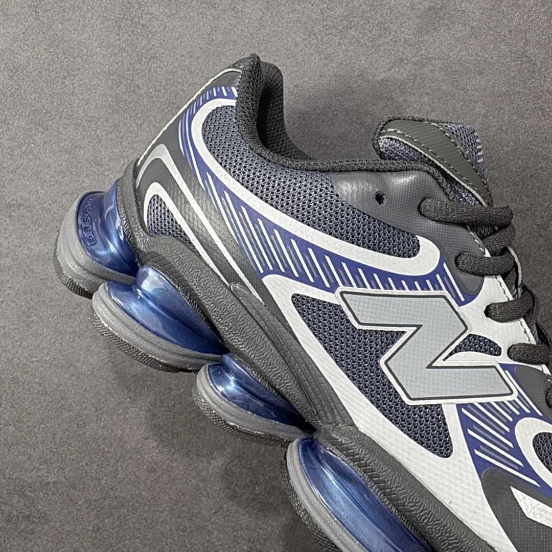 图片[6]-【公司级】New Balance NB2000舒适百搭防滑耐磨 低帮 休闲跑步鞋男女同款，2000款通过无缝流线型鞋面轮廓无疑偏向于前者，通过现代结构实现标志性的分层外观。然而，鞋舌和系带坚持经典的设置，使其保持了一点复古跑步者的美感。中底缓冲单元是争论的话题。侧面有五个不同的ABZORB缓冲垫，每个都有水平折痕，用于弯曲。内侧重复了五吊舱设置，并带有一个暴露的中足板。后跟缓冲在后跟处一分为二，类似于9060的平台的布置方式。 货号：U200015V 尺码：36-46（半）-选品中心