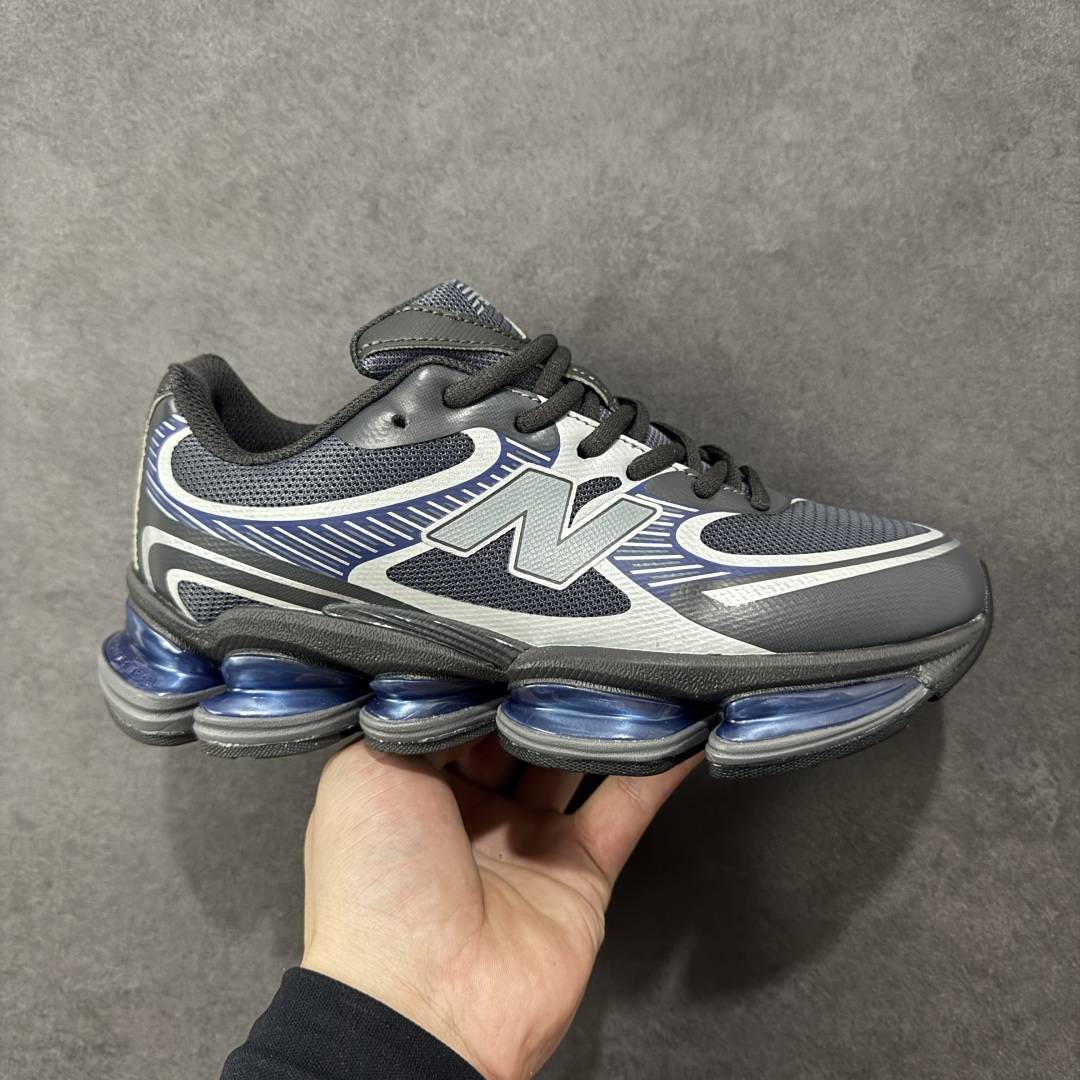 【公司级】New Balance NB2000舒适百搭防滑耐磨 低帮 休闲跑步鞋男女同款,2000款通过无缝流线型鞋面轮廓无疑偏向于前者,通过现代结构实现标志性的分层外观。然而,鞋舌和系带坚持经典的设置,使其保持了一点复古跑步者的美感。中底缓冲单元是争论的话题。侧面有五个不同的ABZORB缓冲垫,每个都有水平折痕,用于弯曲。内侧重复了五吊舱设置,并带有一个暴露的中足板。后跟缓冲在后跟处一分为二,类似于9060的平台的布置方式。 货号:U200015V 尺码:36-46(半)-选品中心