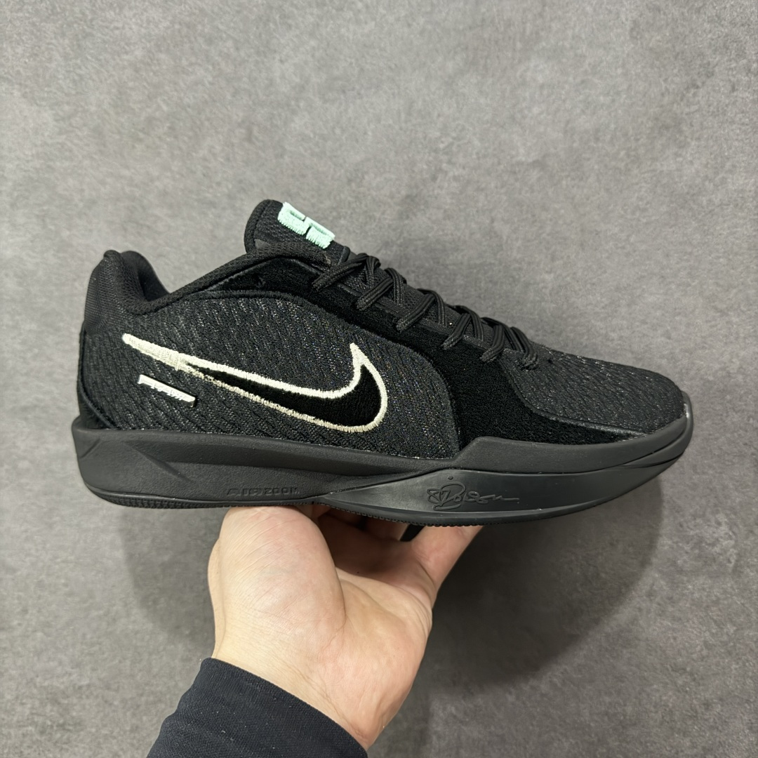 【公司级】Nk Sabrina 2 ”Court Vision“ 萨布丽娜·约内斯库 签名款 实战系列篮球鞋 #鞋款搭载 Cushlon 泡绵帮助保持充沛活力。Air Zoom 缓震配置缔造出众回弹效果,外底抓地设计助你展现出色比赛表现。耐穿橡胶外底,提供强劲抓地力。 货号:IB7941-001 尺码:36 37 38 39 40 40.5 41 42 42.5 43 44 44.5 45 46-选品中心