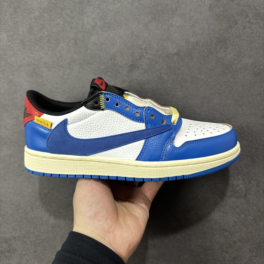 【公司级】Nike Air Jordan 1 x Travis Scott AJ1倒勾 乔一倒钩 耐克 低帮文化篮球鞋 AJ1 乔丹1代 aj1 乔1 低邦 倒勾UN联名 乔丹篮球鞋系列 鞋身延续了此前的设计,通体采用皮革材质覆盖,营造出极佳的质感;配色方面以白色为底搭配蓝色皮革框架呈现,标志性的反钩Swoosh Logo采用蓝色点缀,内侧辅以蓝色Swoosh Logo呈现,鞋舌等多处TS标志性元素均得以保留;鞋身外侧UN联名标识,彰显联名身份;中底部分使用了米色打造,外底则采用蓝色橡胶完善整体设计收尾。 货号:DM7866-111 尺码:36 36.5 37.5 38 38.5 39 40 40.5 41 42 42.5 43 44 44.5 45 46 47.5 48.5 编码: XSB280290-选品中心