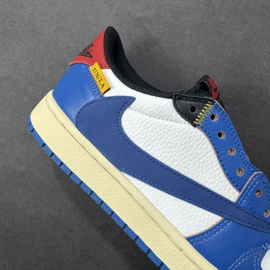 图片[6]-【公司级】Nike Air Jordan 1 x Travis Scott AJ1倒勾 乔一倒钩 耐克 低帮文化篮球鞋 AJ1 乔丹1代 aj1 乔1 低邦 倒勾UN联名 乔丹篮球鞋系列 鞋身延续了此前的设计，通体采用皮革材质覆盖，营造出极佳的质感；配色方面以白色为底搭配蓝色皮革框架呈现，标志性的反钩Swoosh Logo采用蓝色点缀，内侧辅以蓝色Swoosh Logo呈现，鞋舌等多处TS标志性元素均得以保留；鞋身外侧UN联名标识，彰显联名身份；中底部分使用了米色打造，外底则采用蓝色橡胶完善整体设计收尾。 货号：DM7866-111 尺码：36 36.5 37.5 38 38.5 39 40 40.5 41 42 42.5 43 44 44.5 45 46 47.5 48.5 编码： XSB280290-选品中心