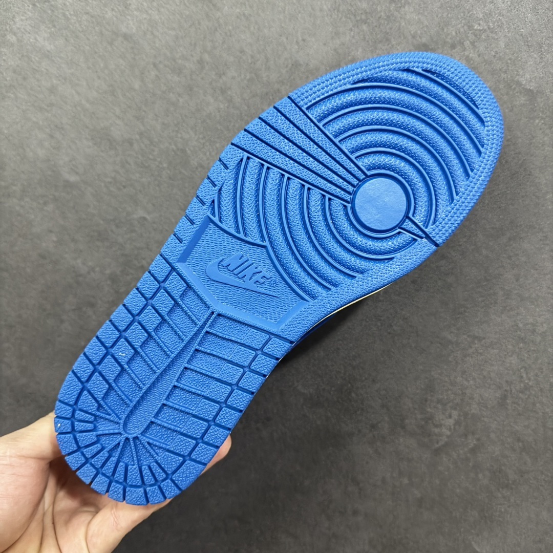 图片[9]-【公司级】Nike Air Jordan 1 x Travis Scott AJ1倒勾 乔一倒钩 耐克 低帮文化篮球鞋 AJ1 乔丹1代 aj1 乔1 低邦 倒勾UN联名 乔丹篮球鞋系列 鞋身延续了此前的设计，通体采用皮革材质覆盖，营造出极佳的质感；配色方面以白色为底搭配蓝色皮革框架呈现，标志性的反钩Swoosh Logo采用蓝色点缀，内侧辅以蓝色Swoosh Logo呈现，鞋舌等多处TS标志性元素均得以保留；鞋身外侧UN联名标识，彰显联名身份；中底部分使用了米色打造，外底则采用蓝色橡胶完善整体设计收尾。 货号：DM7866-111 尺码：36 36.5 37.5 38 38.5 39 40 40.5 41 42 42.5 43 44 44.5 45 46 47.5 48.5 编码： XSB280290-选品中心