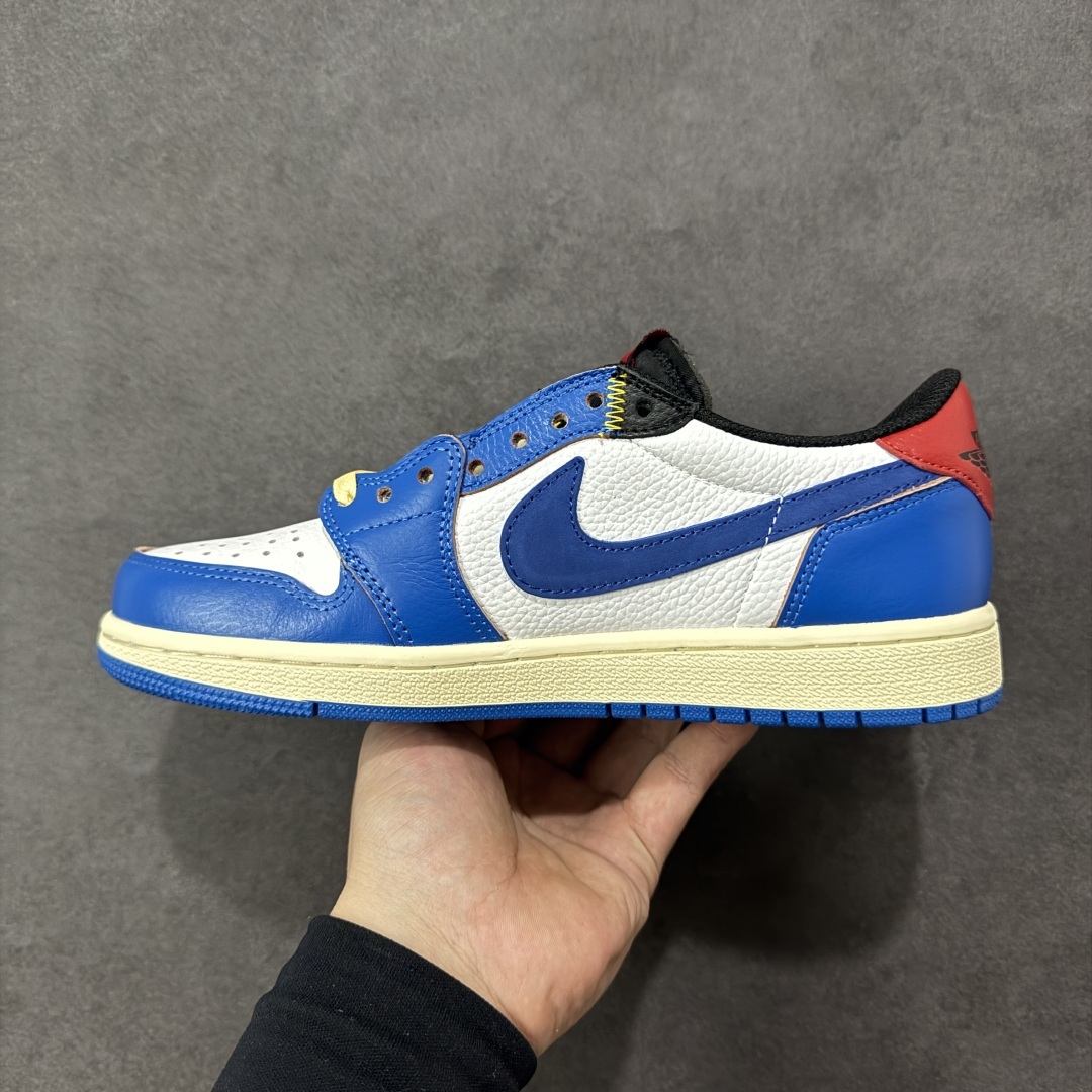 图片[2]-【公司级】Nike Air Jordan 1 x Travis Scott AJ1倒勾 乔一倒钩 耐克 低帮文化篮球鞋 AJ1 乔丹1代 aj1 乔1 低邦 倒勾UN联名 乔丹篮球鞋系列 鞋身延续了此前的设计，通体采用皮革材质覆盖，营造出极佳的质感；配色方面以白色为底搭配蓝色皮革框架呈现，标志性的反钩Swoosh Logo采用蓝色点缀，内侧辅以蓝色Swoosh Logo呈现，鞋舌等多处TS标志性元素均得以保留；鞋身外侧UN联名标识，彰显联名身份；中底部分使用了米色打造，外底则采用蓝色橡胶完善整体设计收尾。 货号：DM7866-111 尺码：36 36.5 37.5 38 38.5 39 40 40.5 41 42 42.5 43 44 44.5 45 46 47.5 48.5 编码： XSB280290-选品中心
