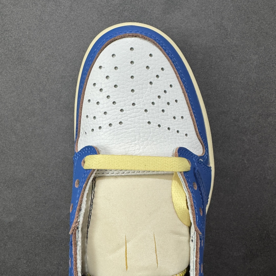 图片[8]-【公司级】Nike Air Jordan 1 x Travis Scott AJ1倒勾 乔一倒钩 耐克 低帮文化篮球鞋 AJ1 乔丹1代 aj1 乔1 低邦 倒勾UN联名 乔丹篮球鞋系列 鞋身延续了此前的设计，通体采用皮革材质覆盖，营造出极佳的质感；配色方面以白色为底搭配蓝色皮革框架呈现，标志性的反钩Swoosh Logo采用蓝色点缀，内侧辅以蓝色Swoosh Logo呈现，鞋舌等多处TS标志性元素均得以保留；鞋身外侧UN联名标识，彰显联名身份；中底部分使用了米色打造，外底则采用蓝色橡胶完善整体设计收尾。 货号：DM7866-111 尺码：36 36.5 37.5 38 38.5 39 40 40.5 41 42 42.5 43 44 44.5 45 46 47.5 48.5 编码： XSB280290-选品中心
