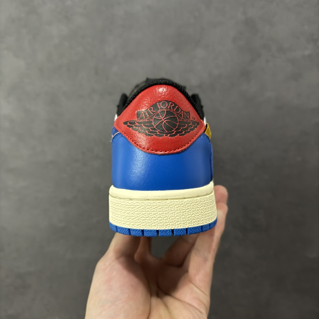图片[4]-【公司级】Nike Air Jordan 1 x Travis Scott AJ1倒勾 乔一倒钩 耐克 低帮文化篮球鞋 AJ1 乔丹1代 aj1 乔1 低邦 倒勾UN联名 乔丹篮球鞋系列 鞋身延续了此前的设计，通体采用皮革材质覆盖，营造出极佳的质感；配色方面以白色为底搭配蓝色皮革框架呈现，标志性的反钩Swoosh Logo采用蓝色点缀，内侧辅以蓝色Swoosh Logo呈现，鞋舌等多处TS标志性元素均得以保留；鞋身外侧UN联名标识，彰显联名身份；中底部分使用了米色打造，外底则采用蓝色橡胶完善整体设计收尾。 货号：DM7866-111 尺码：36 36.5 37.5 38 38.5 39 40 40.5 41 42 42.5 43 44 44.5 45 46 47.5 48.5 编码： XSB280290-选品中心